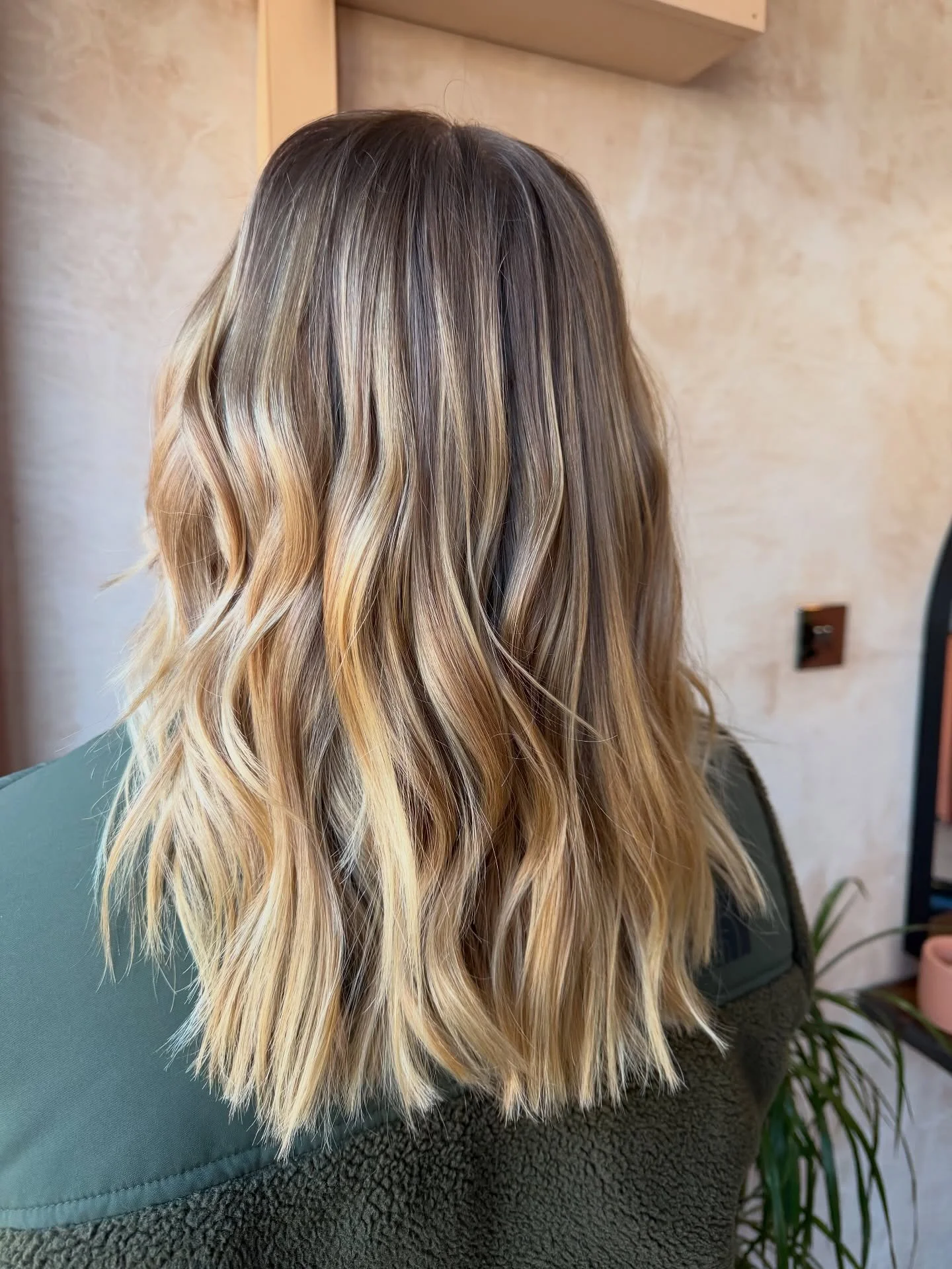 Sun-kissed hair is officially back! ☀️
Highlights and balayages are the perfect way to add brightness and dimension for summer. Think soft, natural, effortless glow.