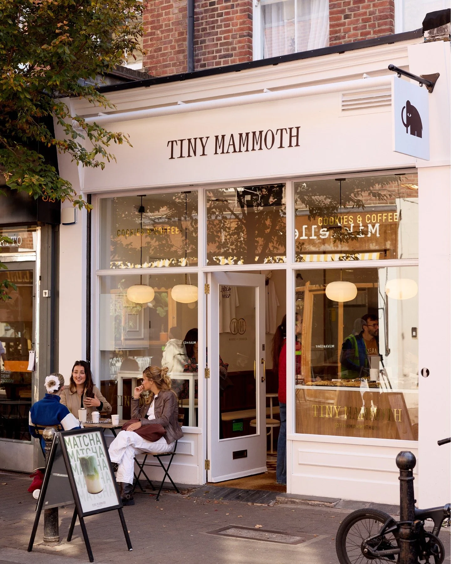 Branding on the shop front for @tinymammothuk 

Located in Spitalfields and Exmouth Market, London.

#identitydesign #brandingdesign #brandstrategy #madebystudio25 #cookiesofinstagram #bakery #coffeehouse