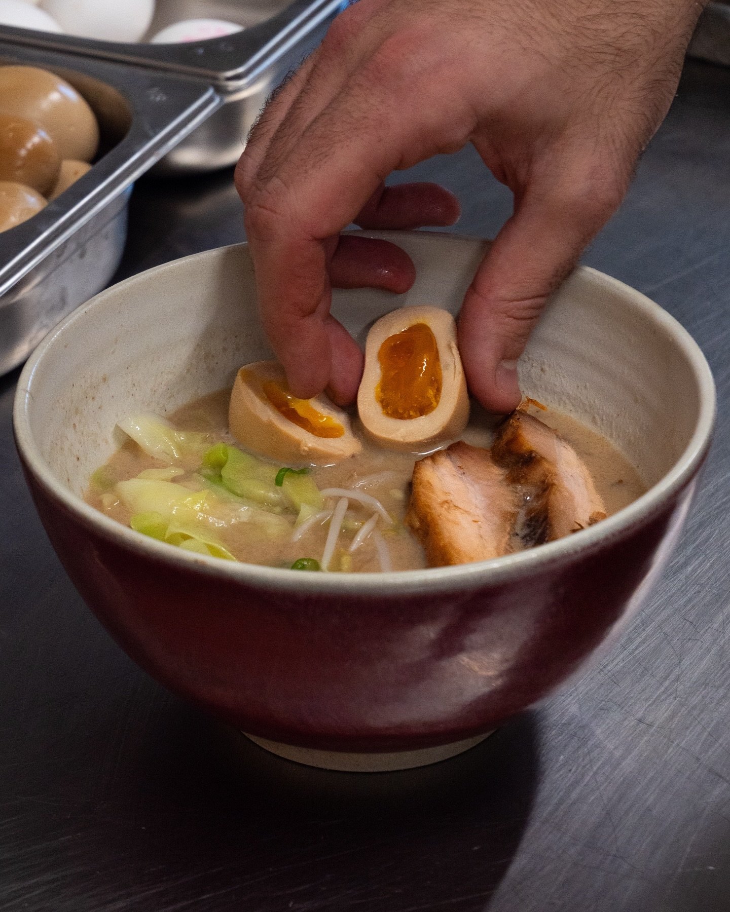 Nella vita ci sono poche certezze, una di queste &egrave; l&rsquo;uovo nel ramen. 🥚 E tu che tipo di uovo preferisci? Marinato o Onsen?