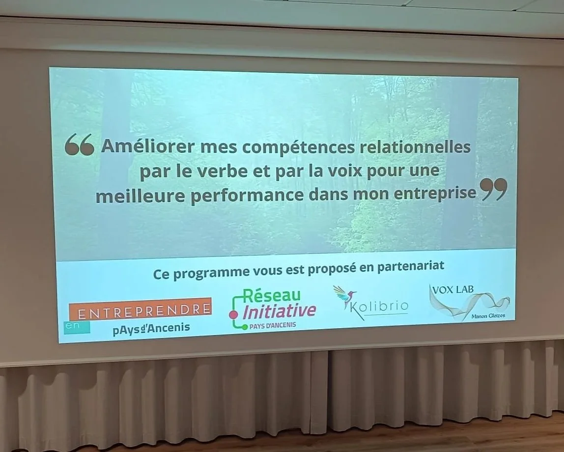 Une présentation avec une citation sur l'amélioration des compétences relationnelles dans une entreprise, mentionnant un partenariat entre plusieurs organisations, avec un fond de forêt.