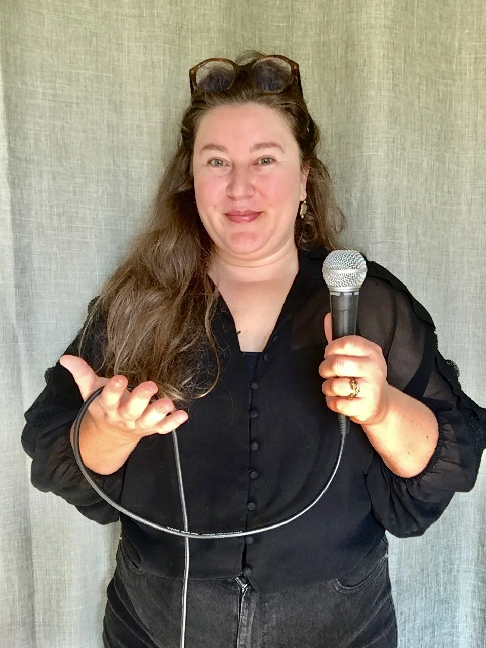 Manon Gleizes tenant un micro à Orée d'Anjou