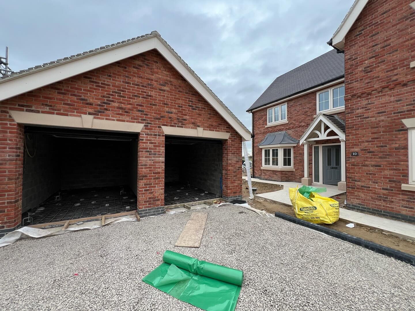 We returned to Richard Reed builders site in Kirton today to screed 3no garages! We placed 5.5m3 over the three with a 20mm fall from back to front! @landlogicalgroup delivering a beautiful drop of @longfloorliquidcementscreed &lsquo;s integraCure. B