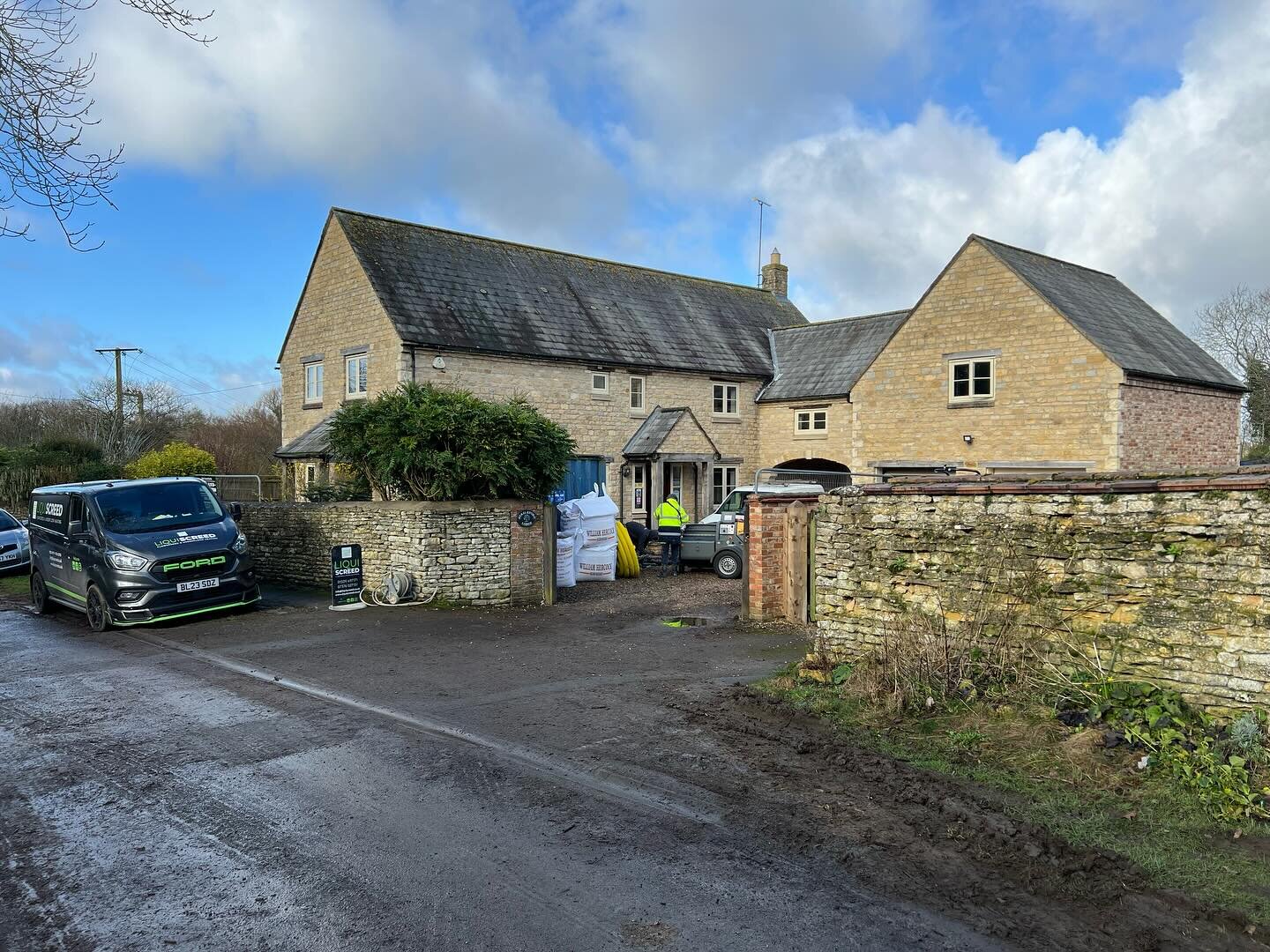 We finished off the week in South luffenham for a new customer @rutlandconstruction where we placed nearly 7m3 of @longfloorliquidcementscreed &lsquo;s RAPID7 over 110m2 (prep and UFH by others) the client is on a super tight programme so the #rapid7