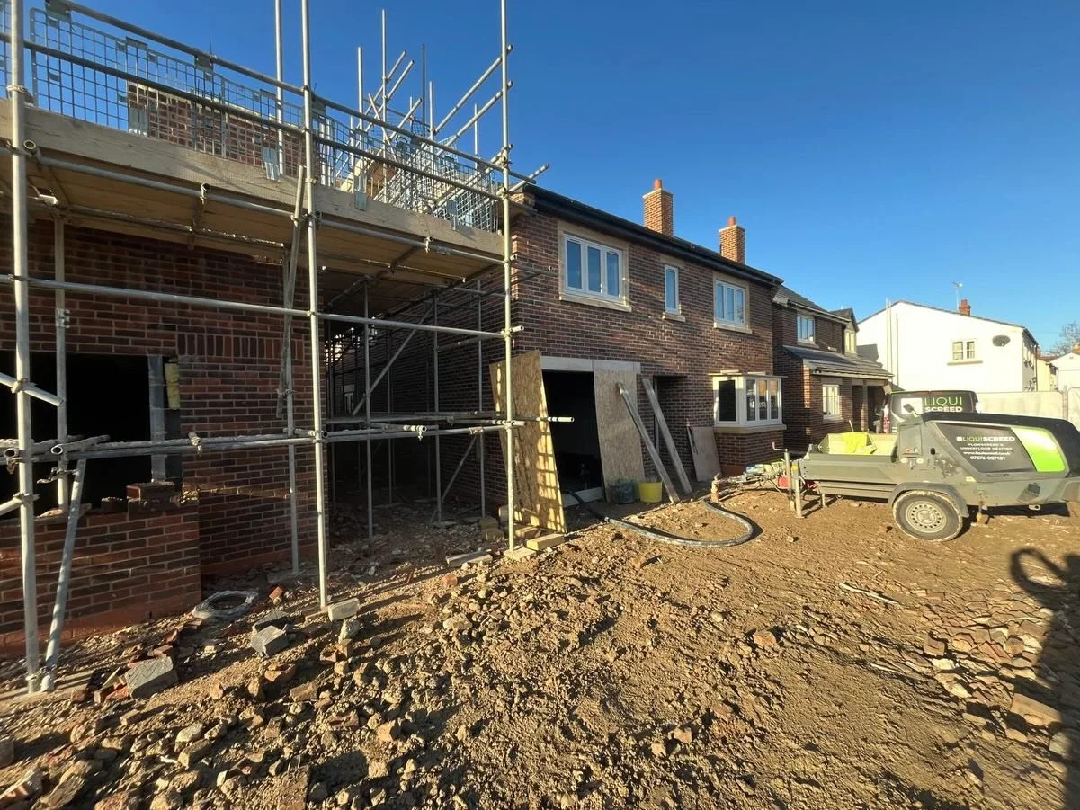 We started a new site today for one of our regular customers @oakwood_homes_ltd_ , the first plot received 9m3 plus of @longfloorliquidcementscreed supplied by @landlogicalgroup . The team will be back Friday to screed the next plot. #screed #screedi