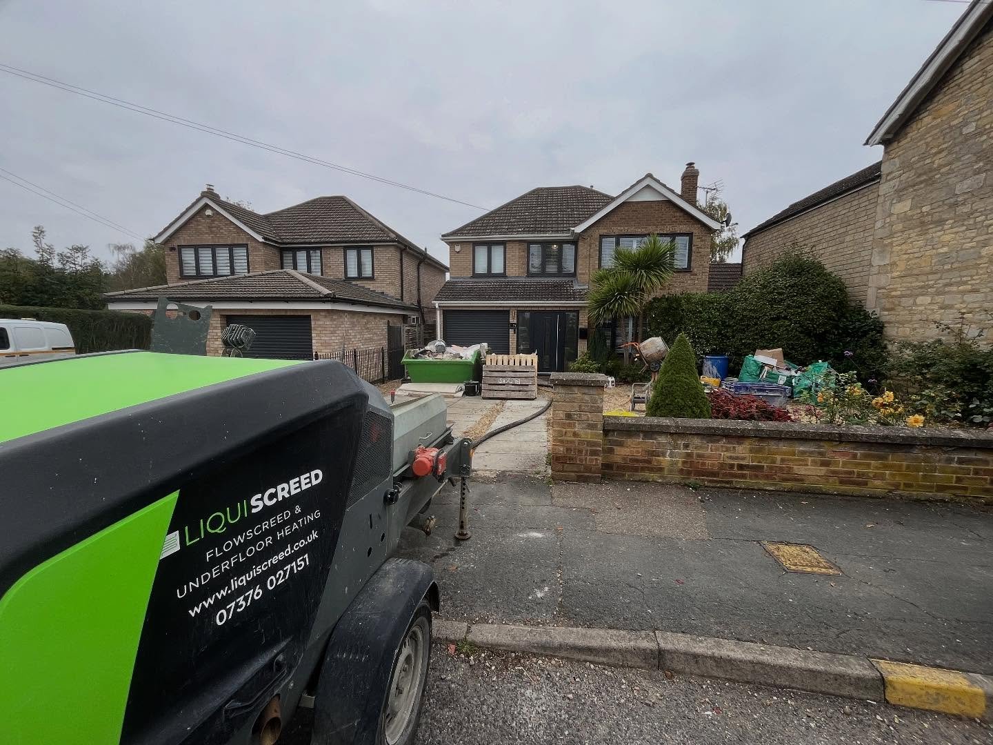 The lads finishing another busy week off in Deeping st James for @paddock_developments. Pouring and finishing 2.6m3 of @longfloorliquidcementscreed over 45m2. @landlogicalgroup supplying their usual perfect version. Happy Friday. #tfifriday #screed #