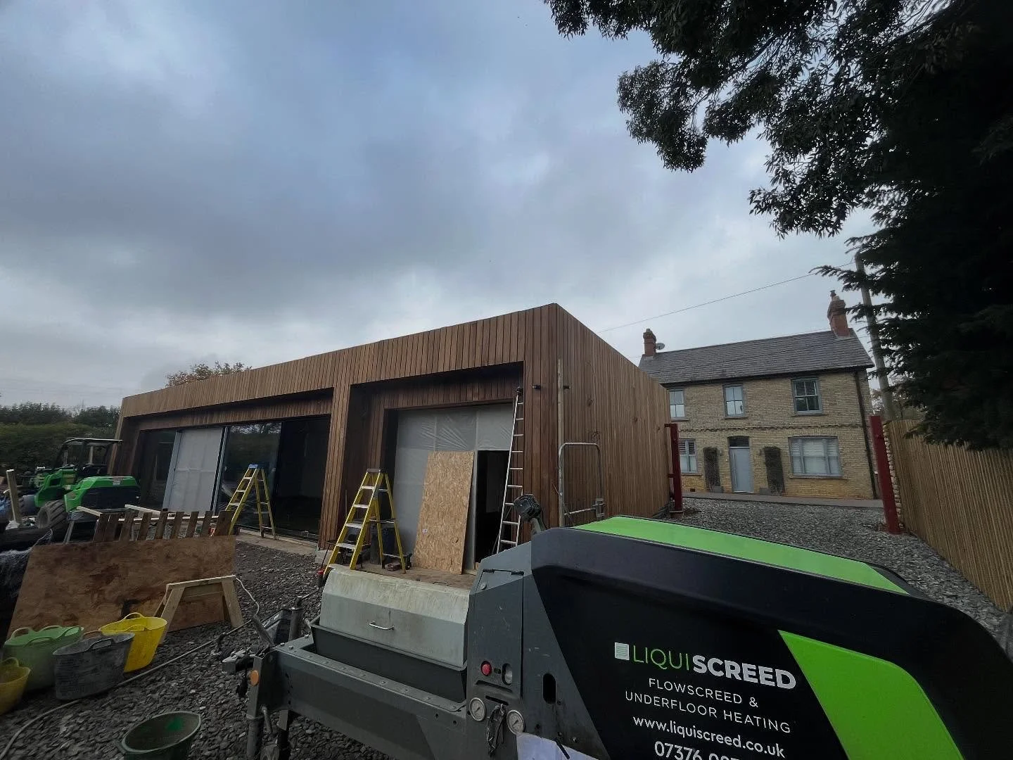 The boys were back in Stammy town to prep and pour 11m3 of @longfloorliquidcementscreed into this monster leisure building. Another quality build from @bestlittlebuilding , looking forward to seeing this one finished. @landlogicalgroup supplying anot