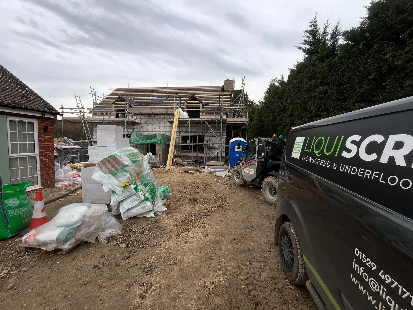 One from last week, the gang travelled to Alconbury to screed this stunning new build for @josh.propertydev. 7.5m3 of perfectly batched @longfloorliquidcementscreed from @landlogicalgroup was placed and finished over 120m2. Only a couple of slots lef