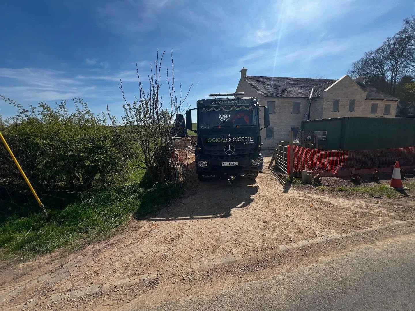 One of our jobs from last week, a new build near Castle bytham where the team installed a 500 gauge separation layer, perimeter edge roll insulation, 12 port @ambienteufh system followed by 13m3 of @longfloorliquidcementscreed delivered by @landlogic