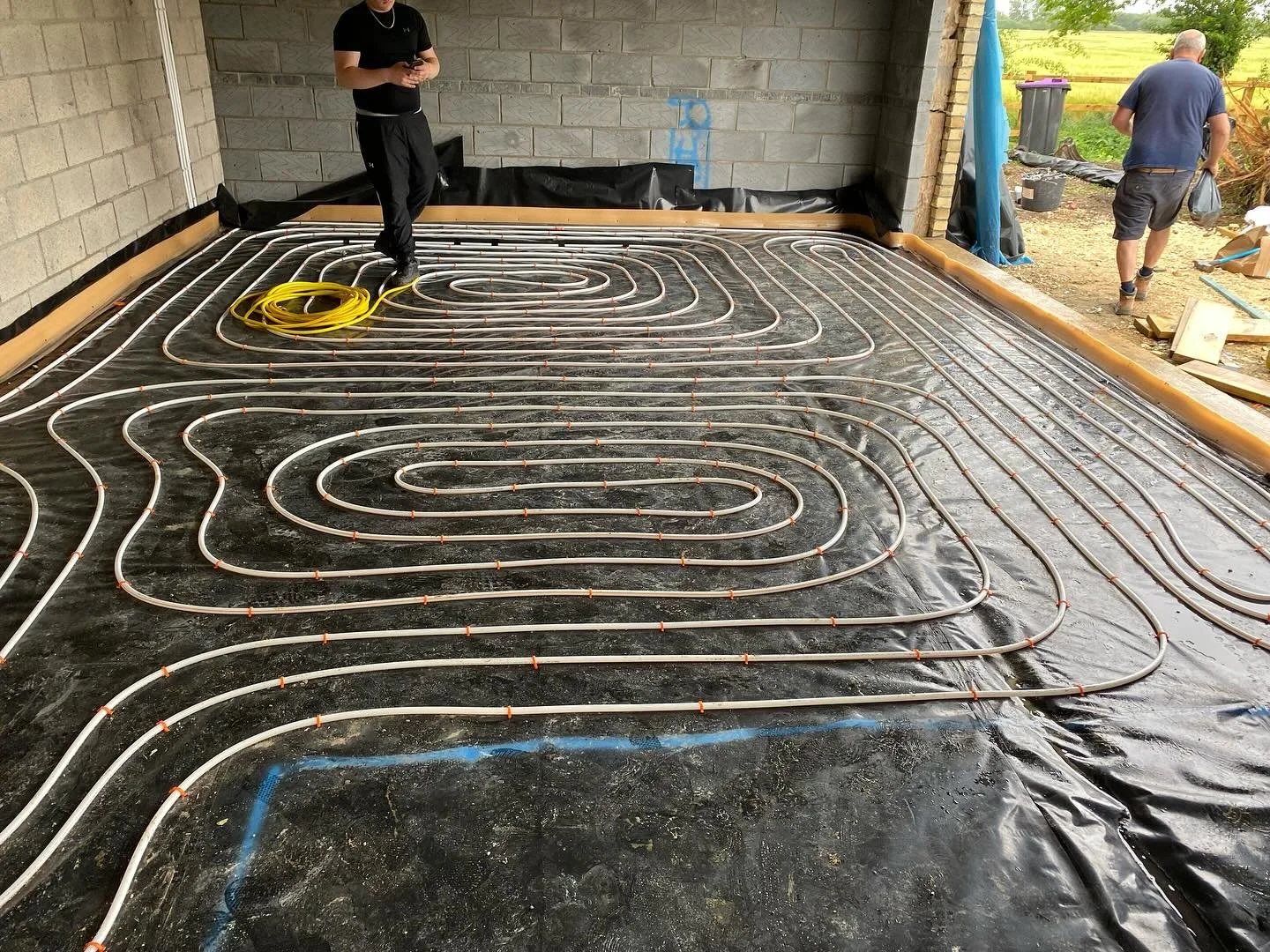 Job 2 of the day was installing an @ambienteufh system in Greatford for another regular customer ready for pouring the great nectar in the morning 💪! #ufh #screed #floorscreed #flooringpackage #flowscreed