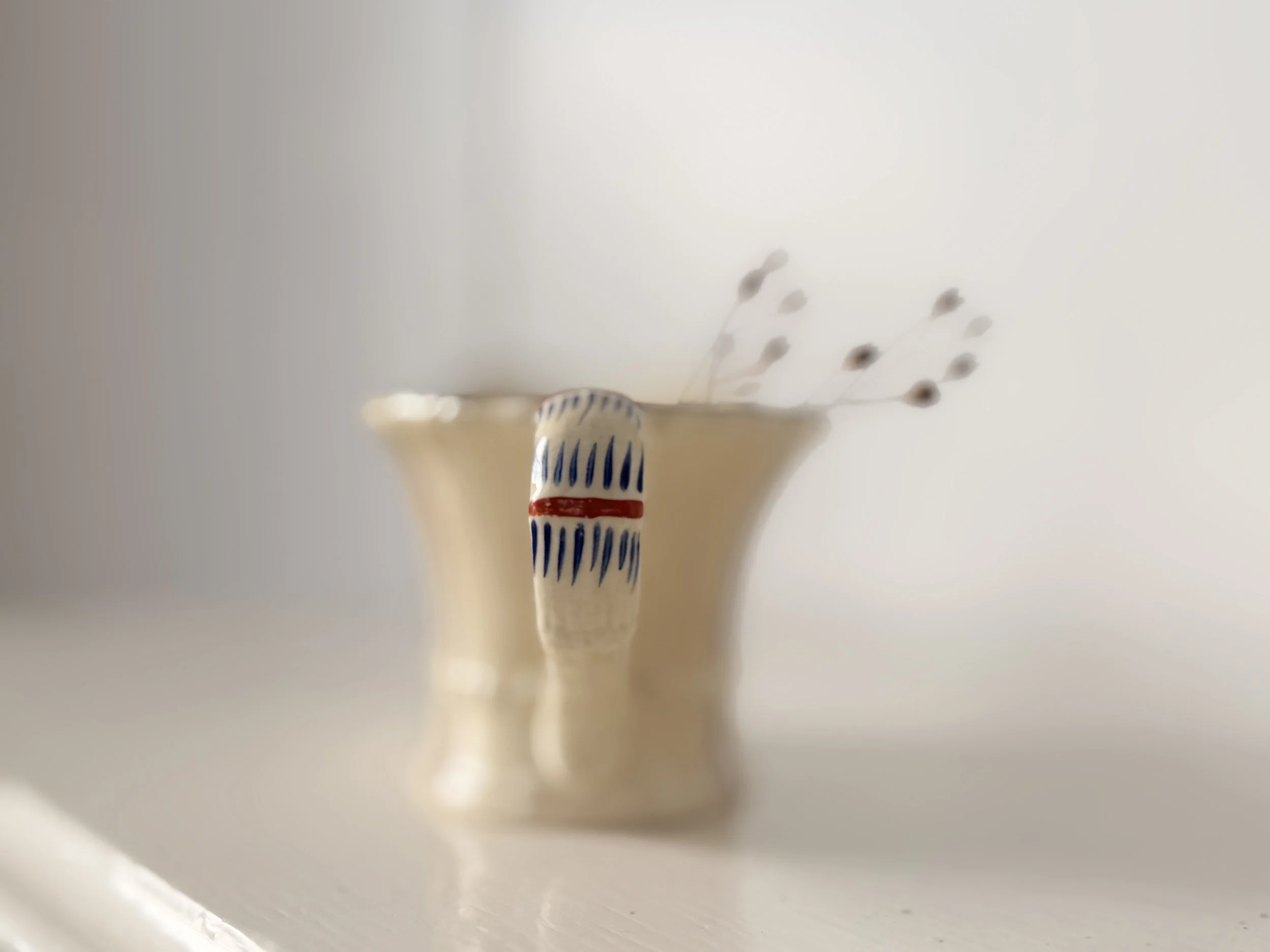 Elegant 1930s scalloped gravy boat in ivory creamware with minimalist feather-stripe detailing.