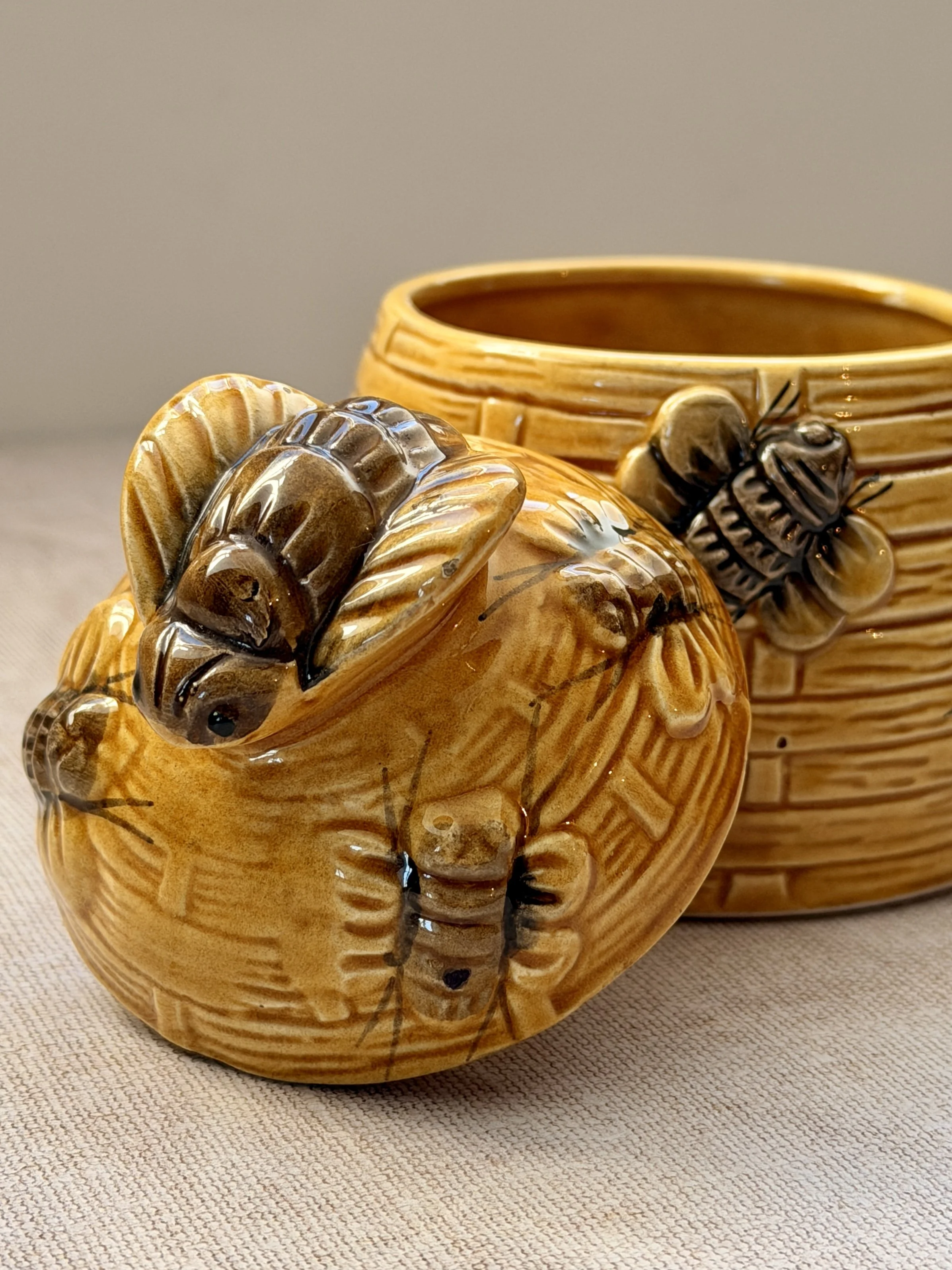 pg	vintage-ceramic-bee-honey-jar-lid.jpg