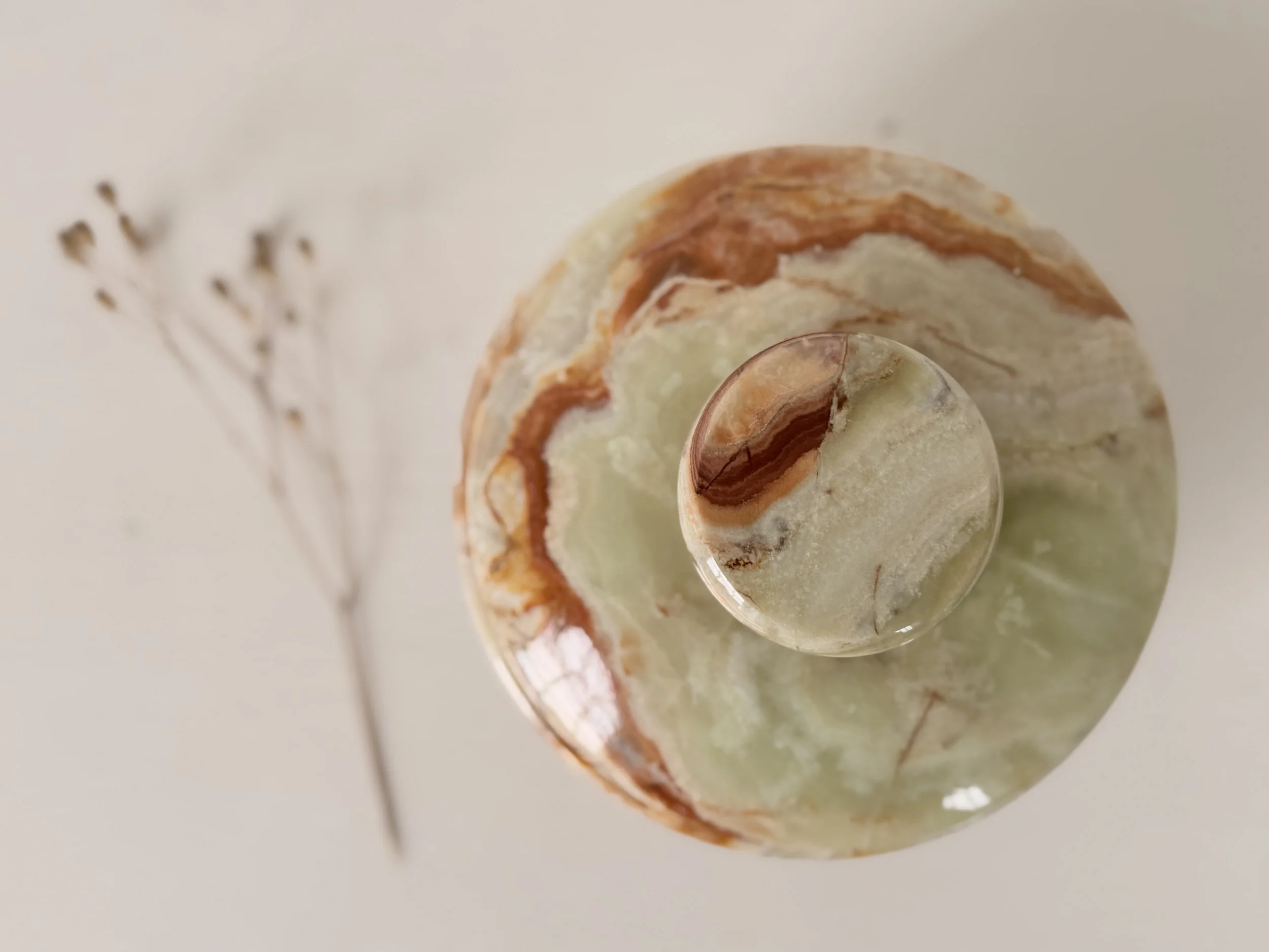 Top-down view showing the natural swirling grain and amber patterns inside the onyx stone bowl.