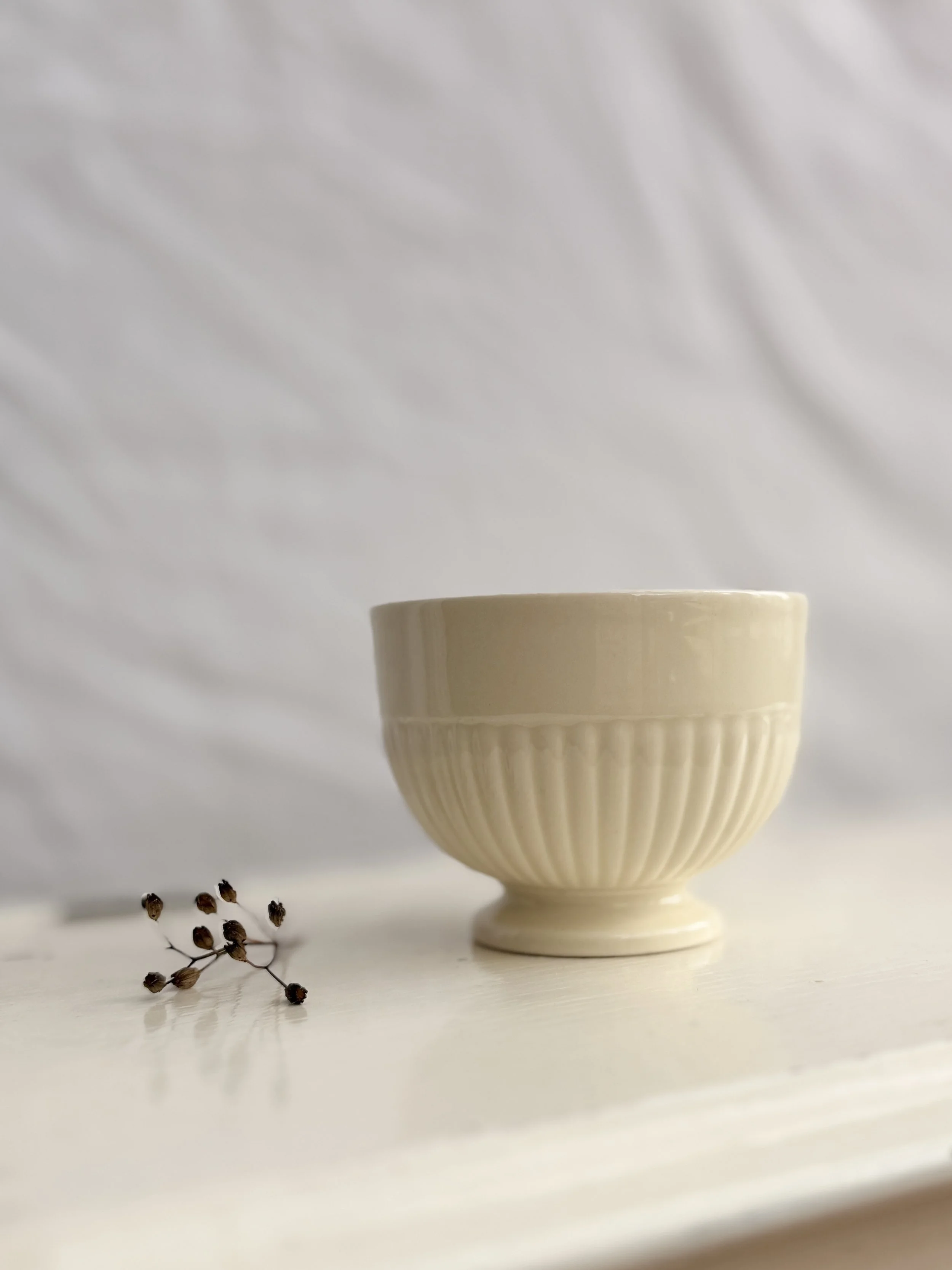 he elegant scalloped rim and ribbed body of a vintage Wedgwood Edme bowl.