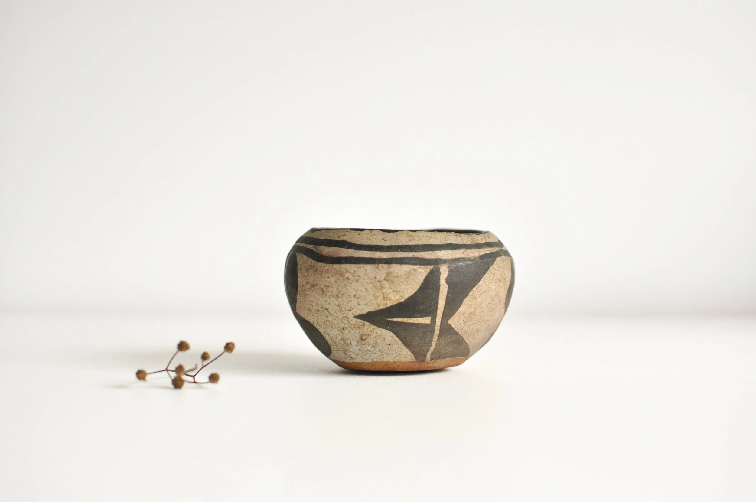 Vintage 1940s Santo Domingo Kewa Pueblo hand-coiled pottery bowl.