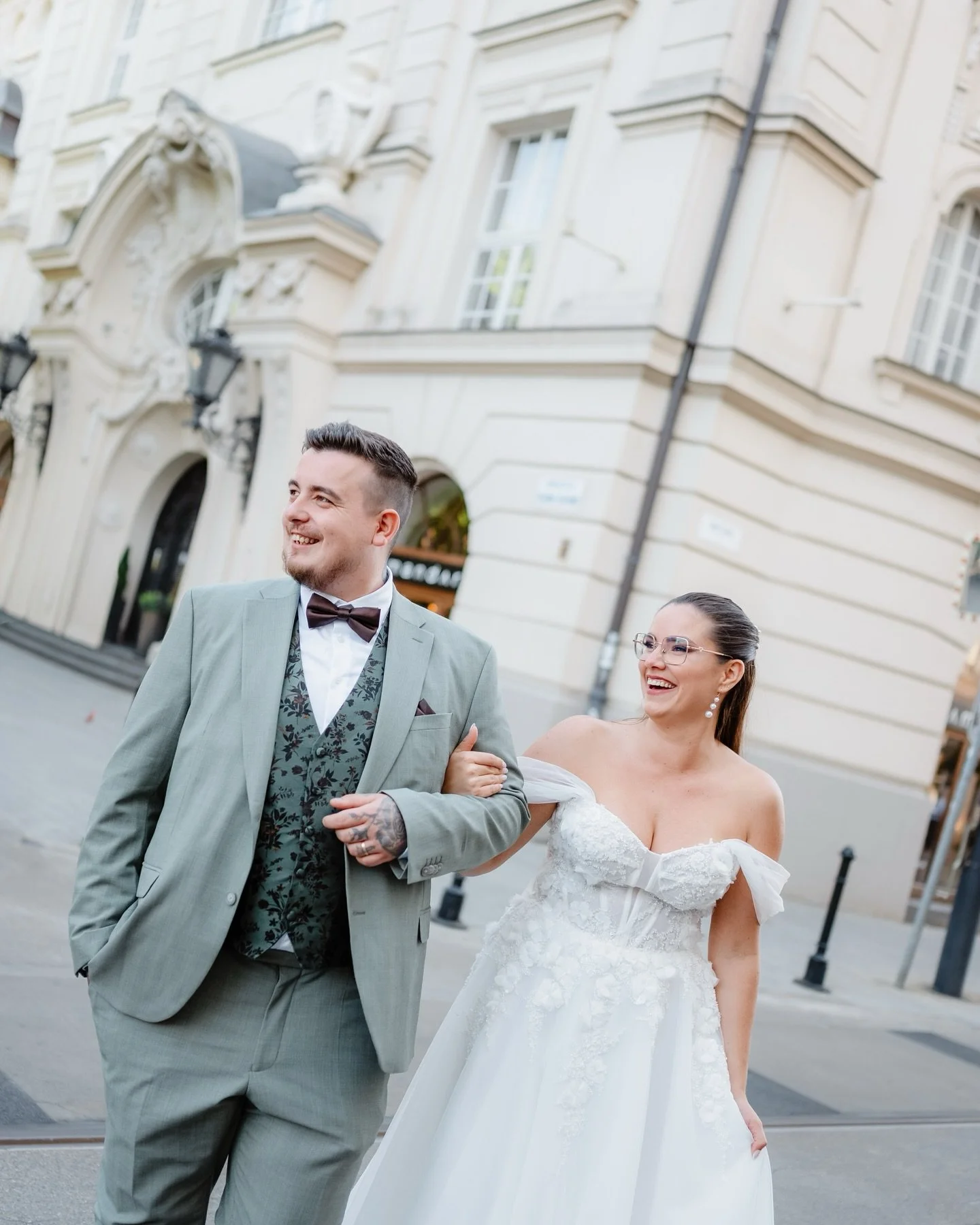Toto fotenie bolo pre mňa magick&eacute;. 🤍
Aj keď svadba bola už mesiac dozadu, pr&aacute;ve t&yacute;mto dňom sme si ju spolu pripomenuli. A nebolo to len o p&oacute;zach či lokalit&aacute;ch &ndash; ale o smiechu, dotykoch a o tej kr&aacute;snej 