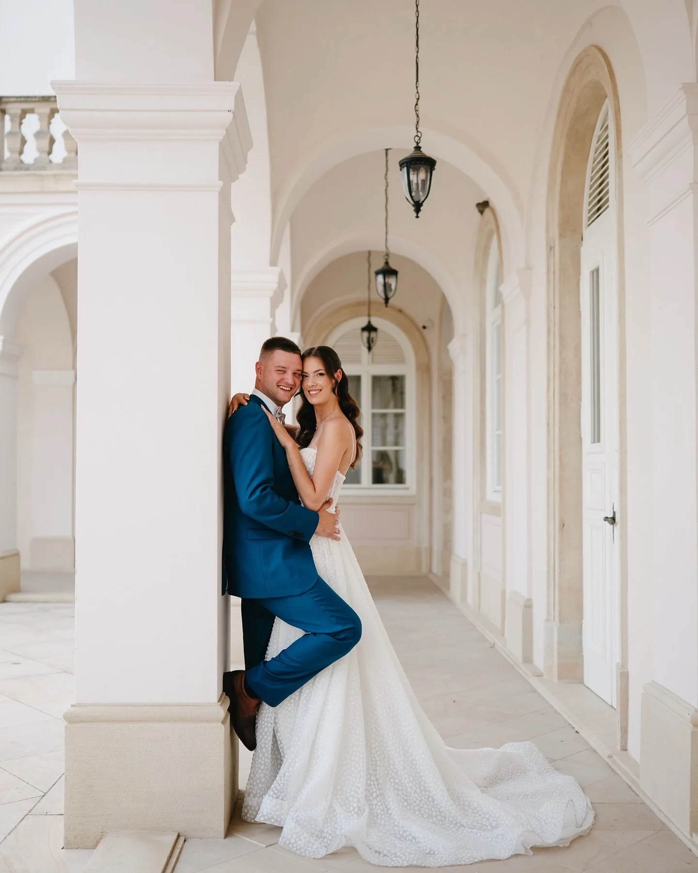 Najkraj&scaron;ie na svadb&aacute;ch je, že každ&yacute; okamih m&aacute; svoju silu. Od drobn&yacute;ch detailov až po tie najv&auml;č&scaron;ie objatia &ndash; v&scaron;etko spolu tvor&iacute; ich jedinečn&yacute; pr&iacute;beh. 🤍📸 D&amp;P ✨ 12. 