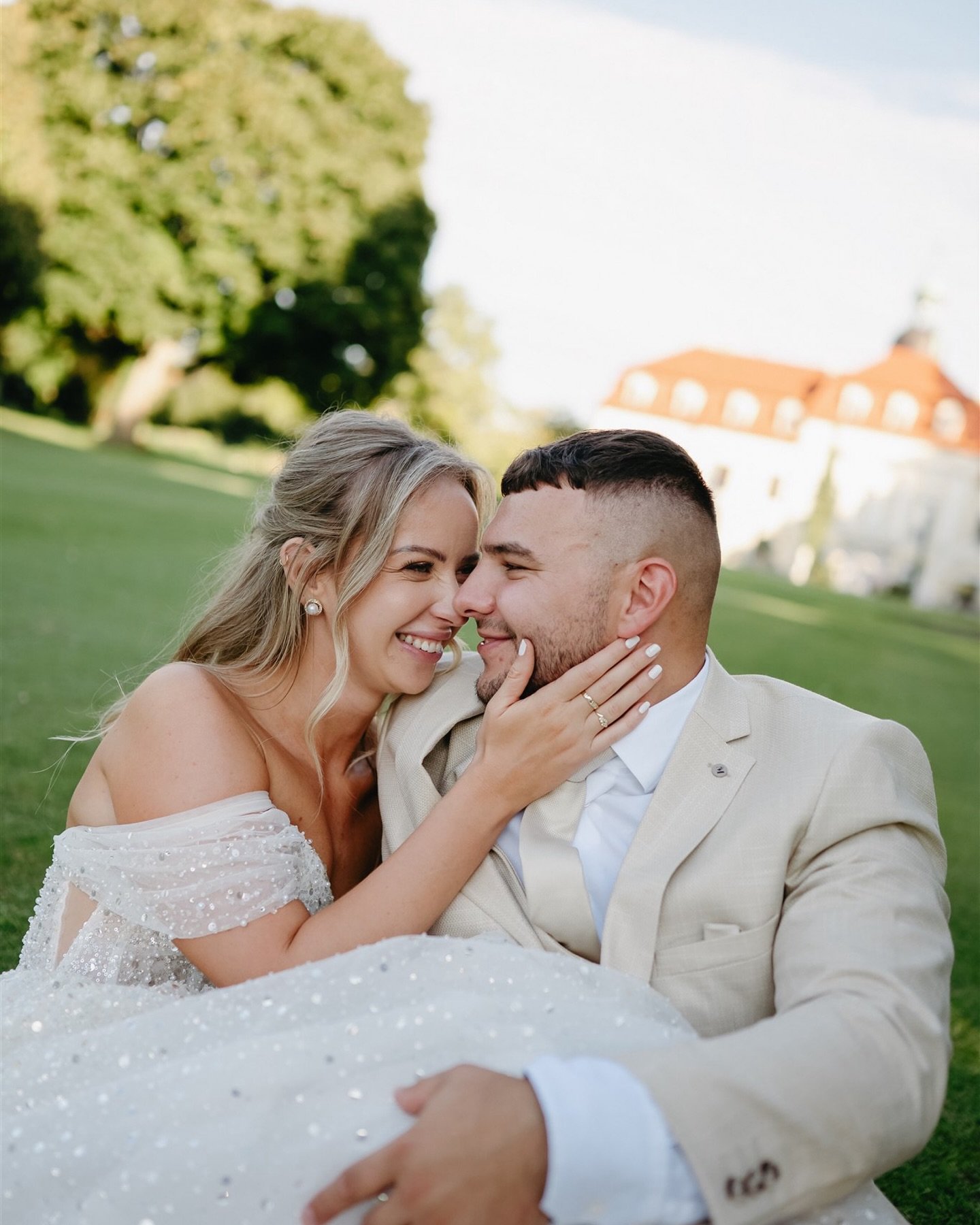 Toto s&uacute; tie chv&iacute;le, kv&ocirc;li ktor&yacute;m milujem svadobn&eacute; fotenia najviac. 🥹✨
Žiadne predstieranie &ndash; len skutočn&aacute; radosť, smiech a l&aacute;ska, ktor&aacute; je c&iacute;tiť z každ&eacute;ho dotyku. Moment, ked