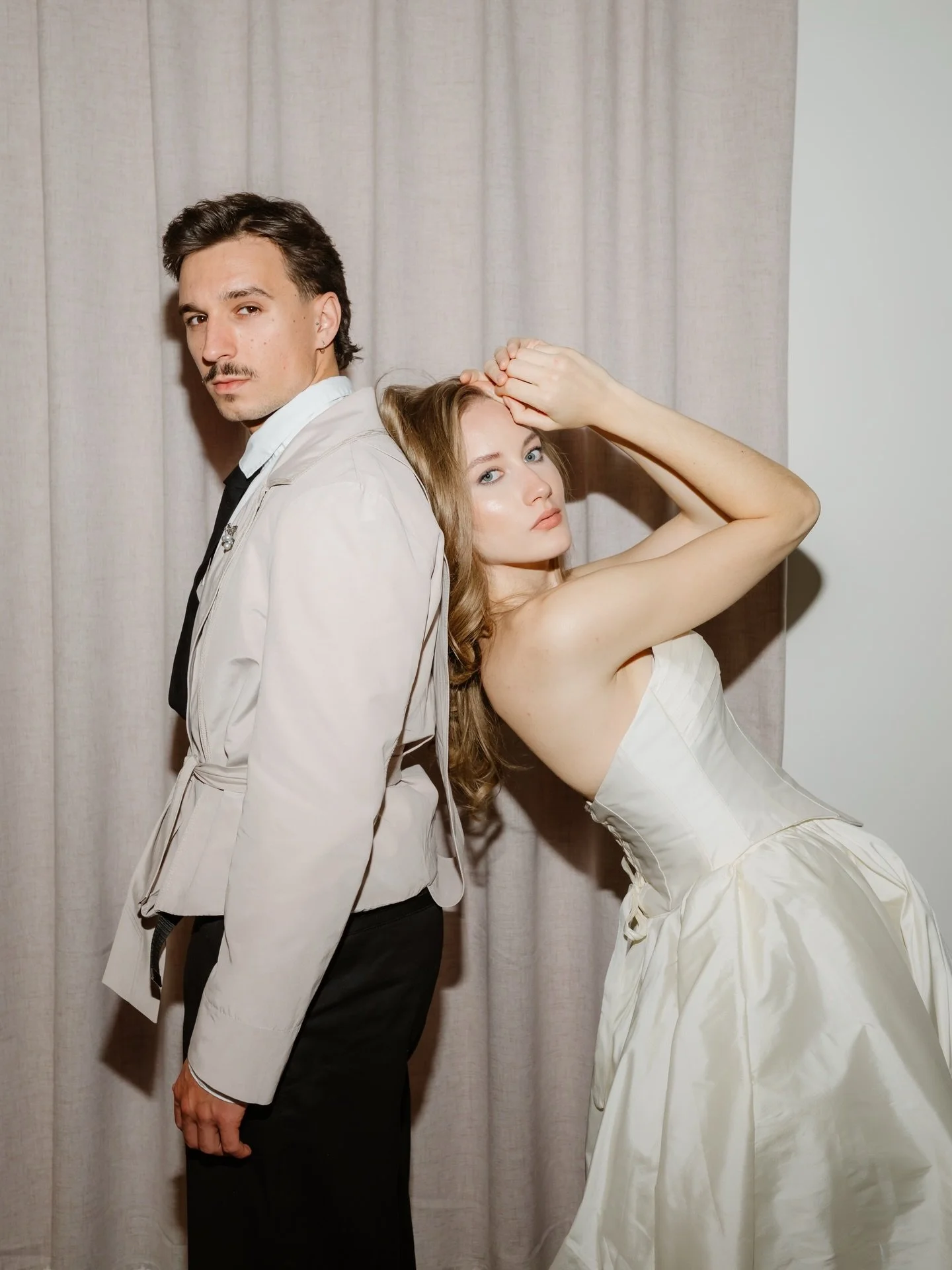 Editorial Caff&eacute; Romanza 🤎

&scaron;aty @veronikakostkovaweddingatelier 
design @nevadza 
muah @zelvikika 
modelingov&aacute; agent&uacute;ra @hmodelsslovakia 
modelka @tamaratazarova model @patrikmelis_ 
priestor @studio.klinec_ 

#svadobnyfo