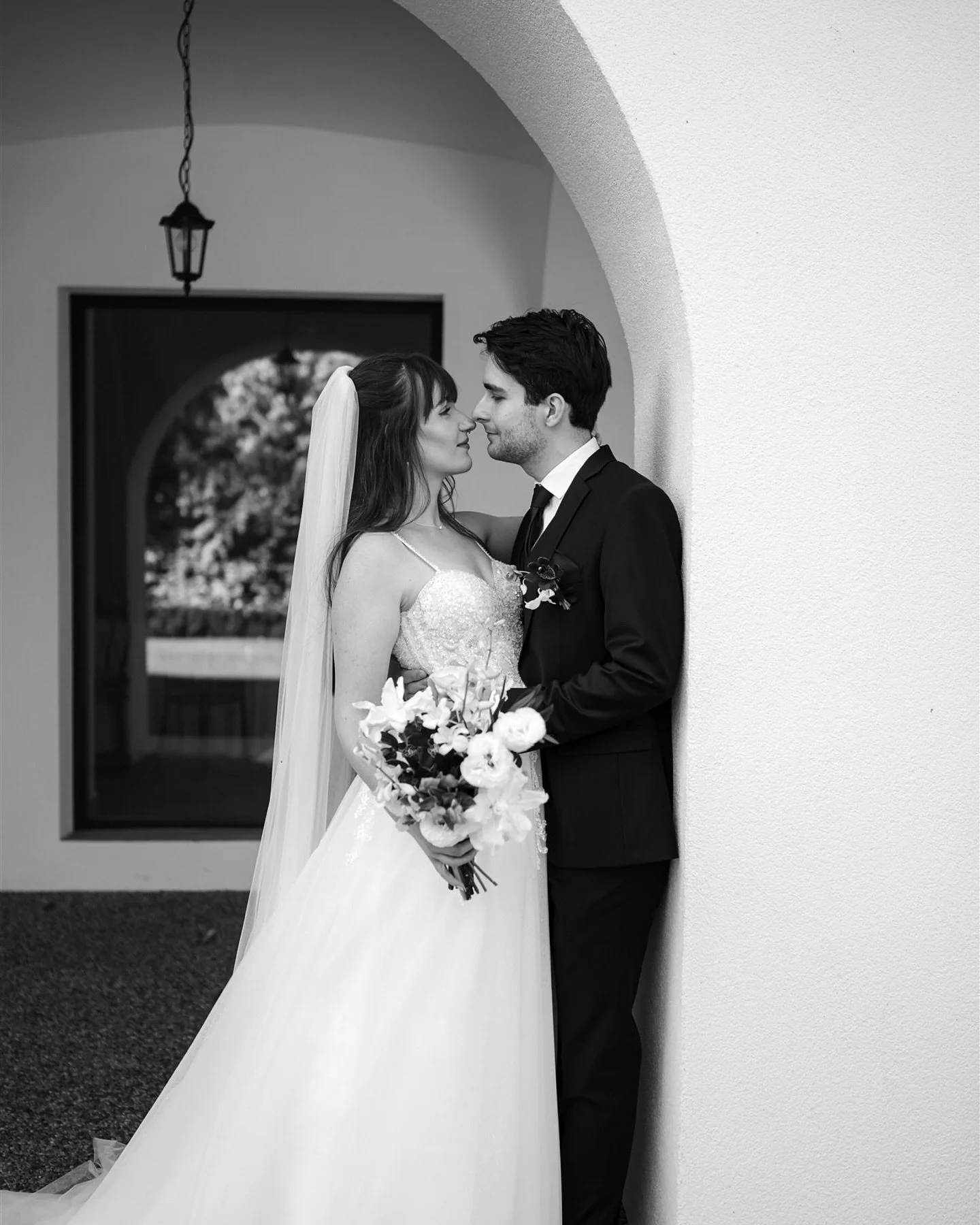 Deň, ktor&yacute; mal svoj rytmus.
A zostal v n&aacute;dhern&yacute;ch spomienkach. 💫

Svadba M &amp; M &middot; 4.10.2025 ✨

Svadba na kr&aacute;snom mieste @vilaetelka,
obohaten&aacute; jemnou a premyslenou v&yacute;zdobou od @atelier_moss_, ktor&