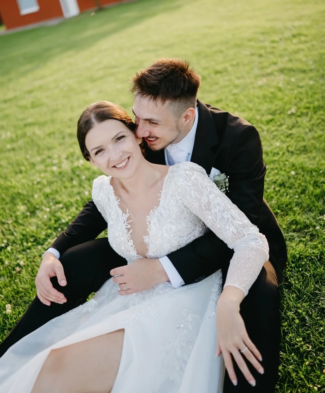 T&aacute;to svadba patr&iacute; k mojim najkraj&scaron;&iacute;m z&aacute;žitkom celej sez&oacute;ny.
Neskutočne veľa dobr&yacute;ch ľud&iacute; pokope vytvorilo deň, na ktor&yacute; sa nezab&uacute;da 🤍
Od tich&yacute;ch momentov až po smiech, obja