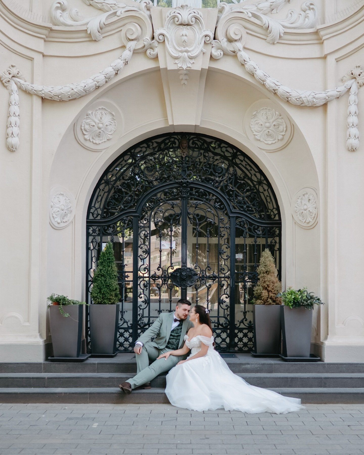Gabika &amp; Filip 🤍
Milujem, keď sa elegancia stretne s prirodzenosťou.
Keď sa medzi fotkami deje niečo skutočn&eacute;.
Toto bol presne ten deň. ✨

#svadobnyfotograf #bride #wedding #svadba #weddingphotographer