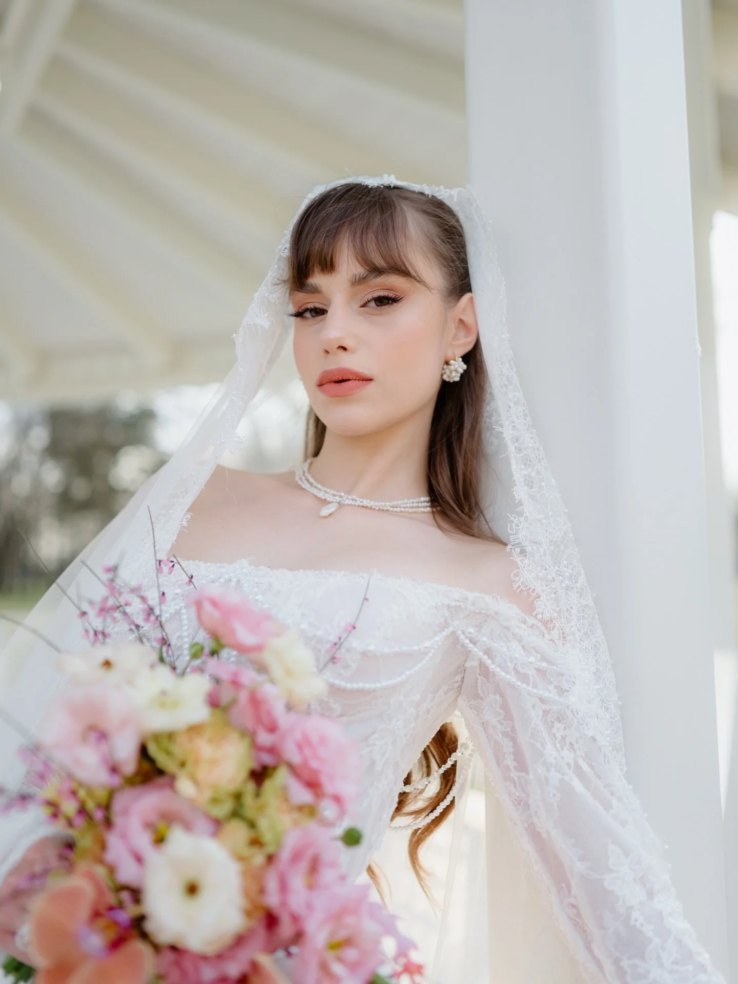 Soft light, clean lines, timeless bride. 🤍

Koncept &amp; organiz&aacute;cia : @zelvikika
Makeup &amp; vlasy : @zelvikika 
Svadobne saty: @svadobny_salon_prime 
Spolocenske &scaron;aty &amp; oblek : @adelle_svadobny_salon 
Sperky: @lunajewelry.sk 
K