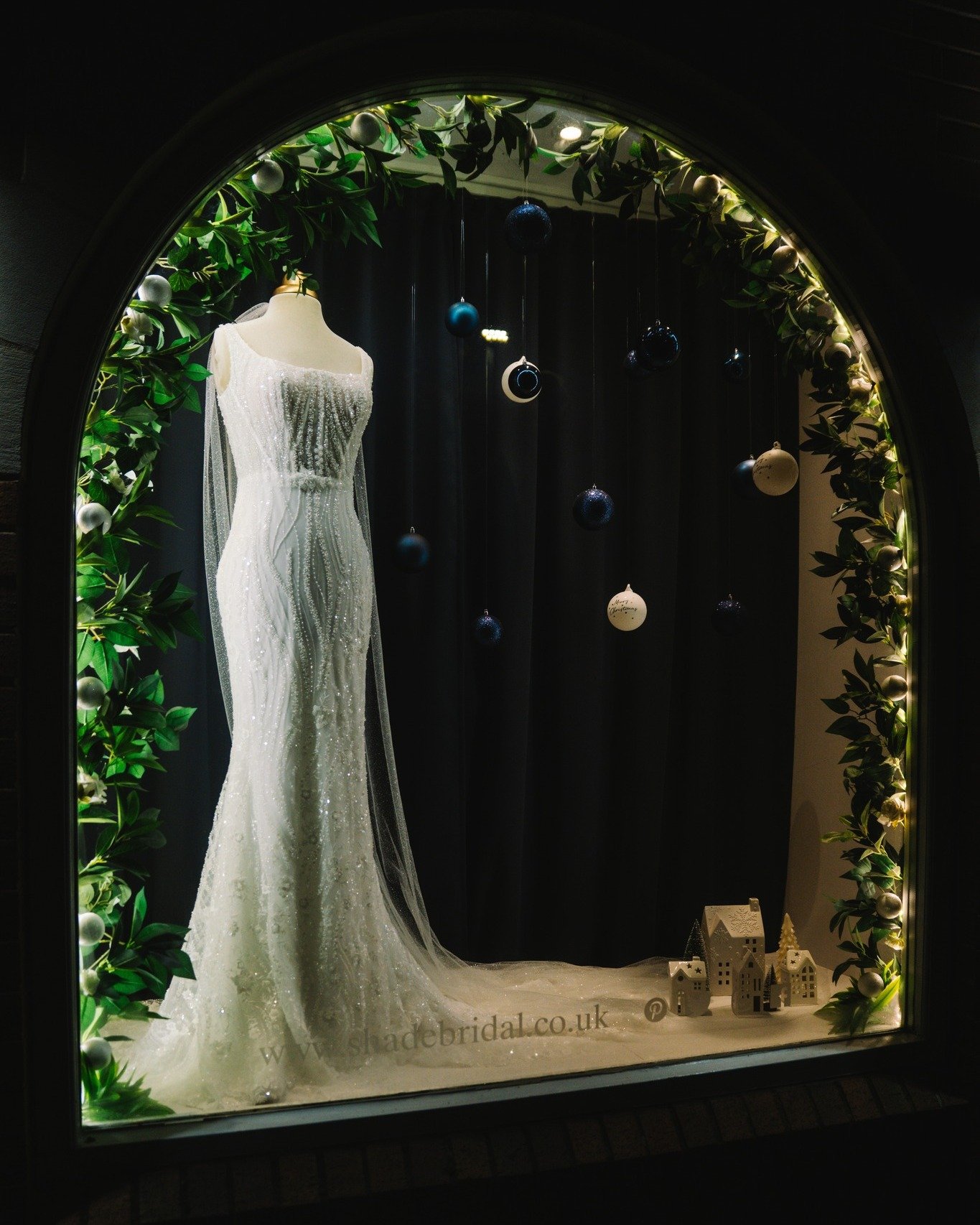 I just can't get enough of these gorgeous images of our window display and Christmas tree 🎄🎄🎄 a little nod to my window dressing/merchandising past, I revel in coming up with ideas for our amazing curved window. Of course, everything needs to matc