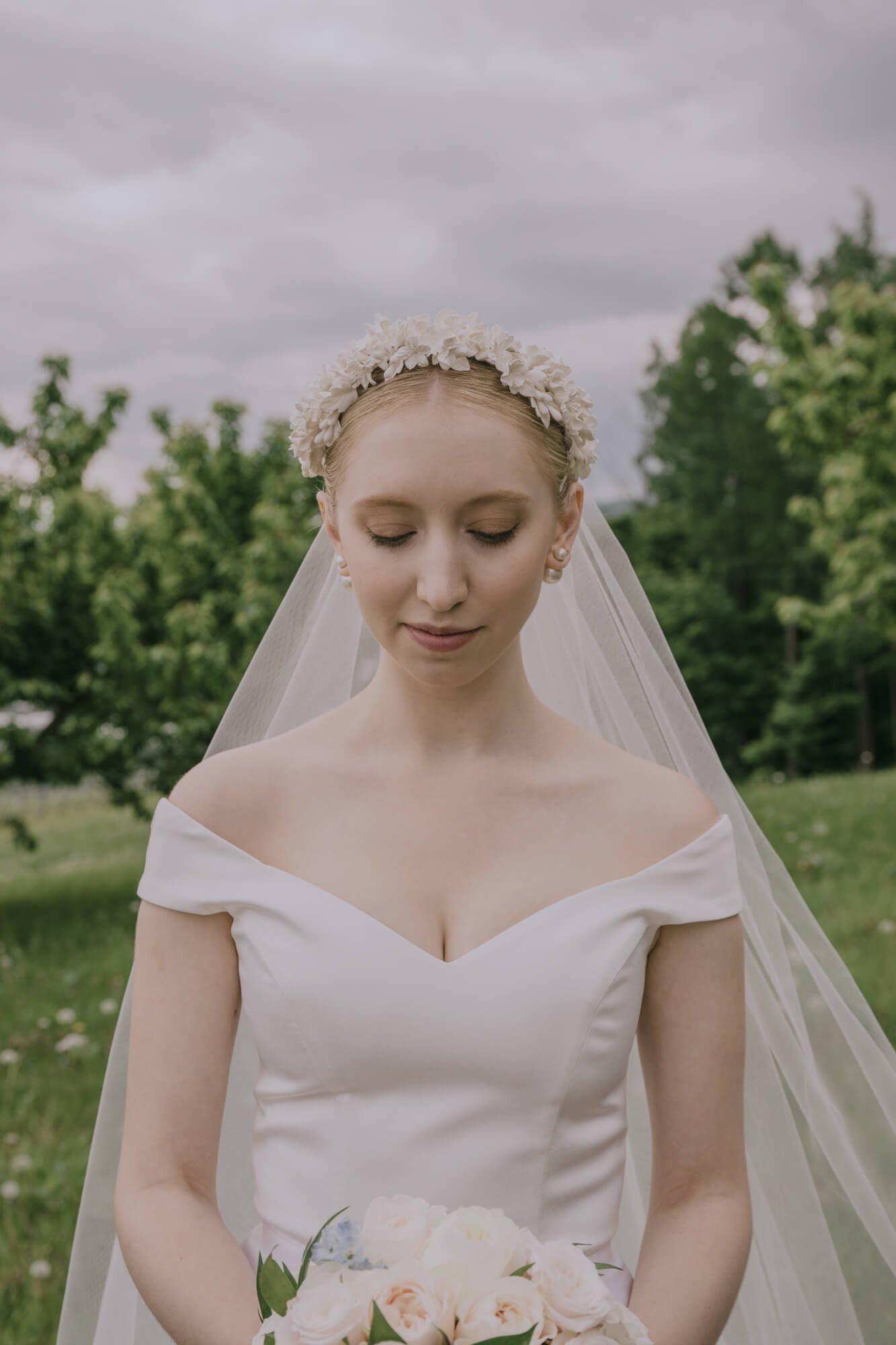Bridal portrait in wedding veil with bouquet