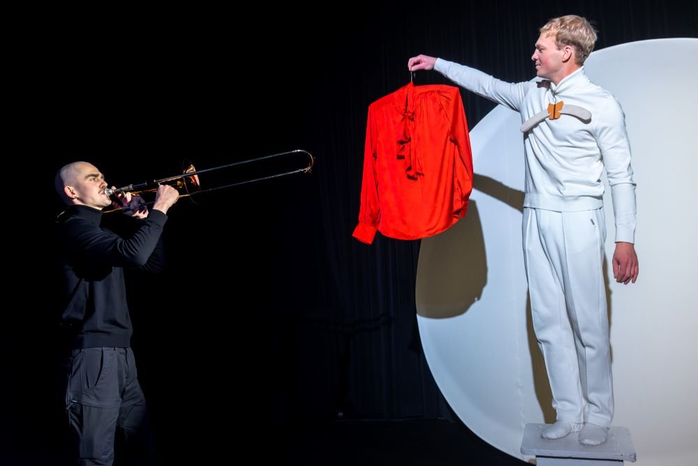 Kovo 22 d. 15 val. įtraukusis spektaklis „Plus minus Dinosaurus“, Lietuvos teatro, muzikos ir kino muziejaus MUZEOTEKOJE