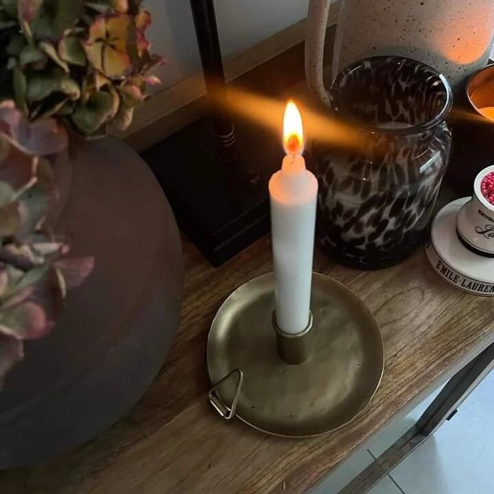 Mixing Textures and materials can give real dimension to your styling. Thank you yo @sinead_corcoran_ for this beautiful pic of our Brass Candle plate styled in her gorgeous home! 🤍

#oakandolivehome #brass #sideboard #mixing #softlight 
Sideboard s