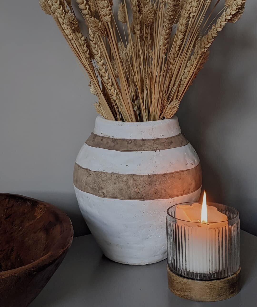 Friday Feeling 🤎 Who else is looking forward to lighting some candles and chilling this weekend! 

Products Featured:
Stripe terracotta vase
Ribbed Candle holder

#oakandolivehome #friday #fridayfeeling #rustic #rusticdecor #natural #organic #moody