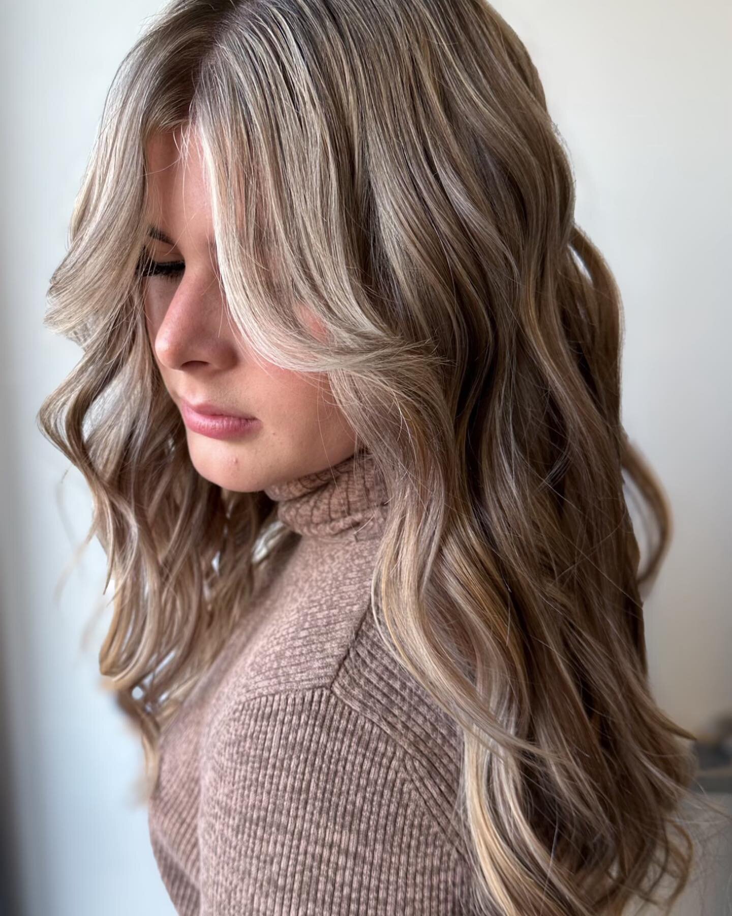 We love educated empowered ladies so a little shoutout to @coloredby_kaleigh for completing her first extension certification last week and all of the shadowing she&rsquo;s doing with @caitthecolorist 🪡 

She&rsquo;s also enrolled and has started he