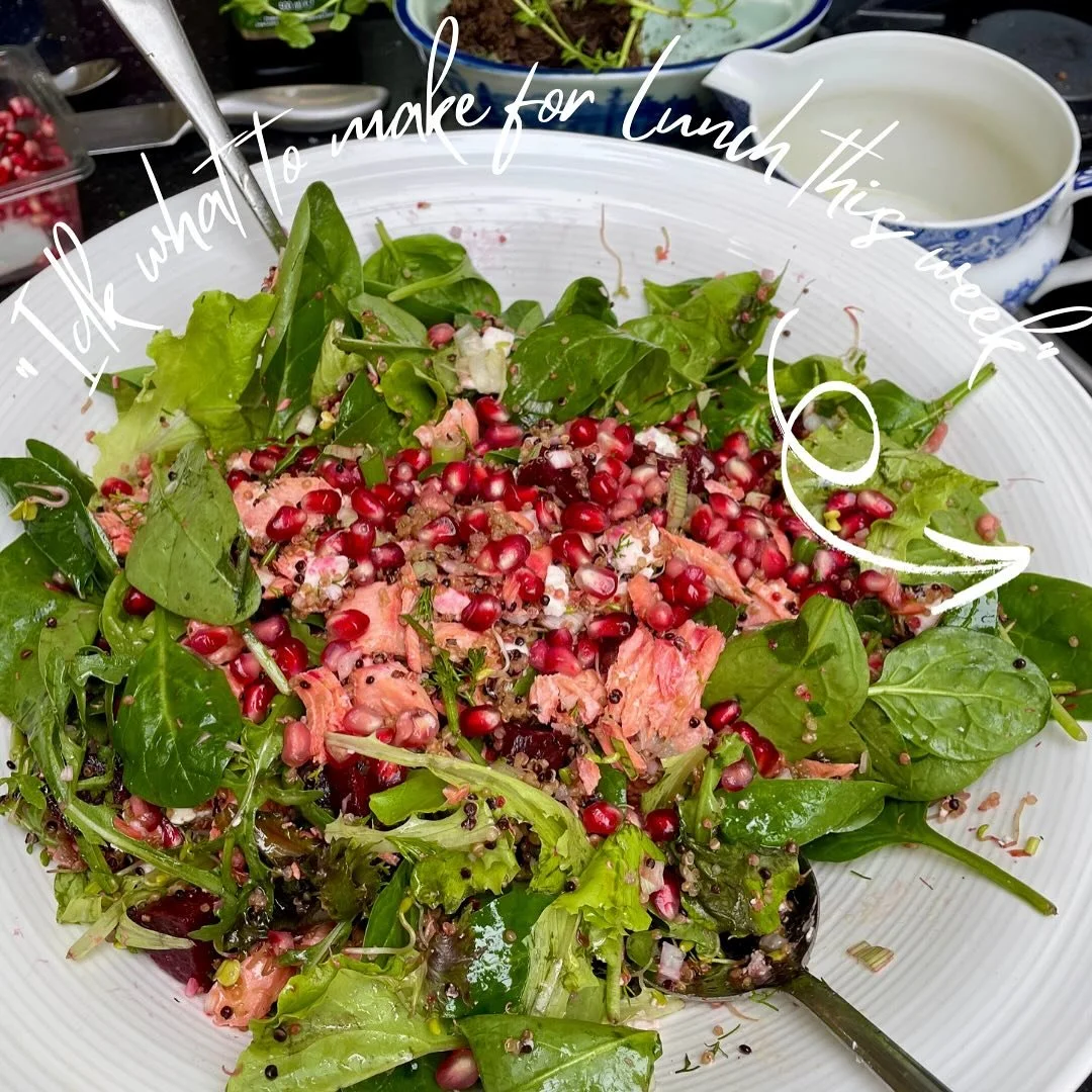 Salmon, feta &amp; quinoa salad 💘 

High in protein, anti-inflammatory and liver loving to support hormone balancing. 

Serves 4 
4 fillets of salmon 
Feta 200g
Spinach and rocket 100g
Spring onions x2
Quinoa 250g (@merchantgourmet )
Small handful o