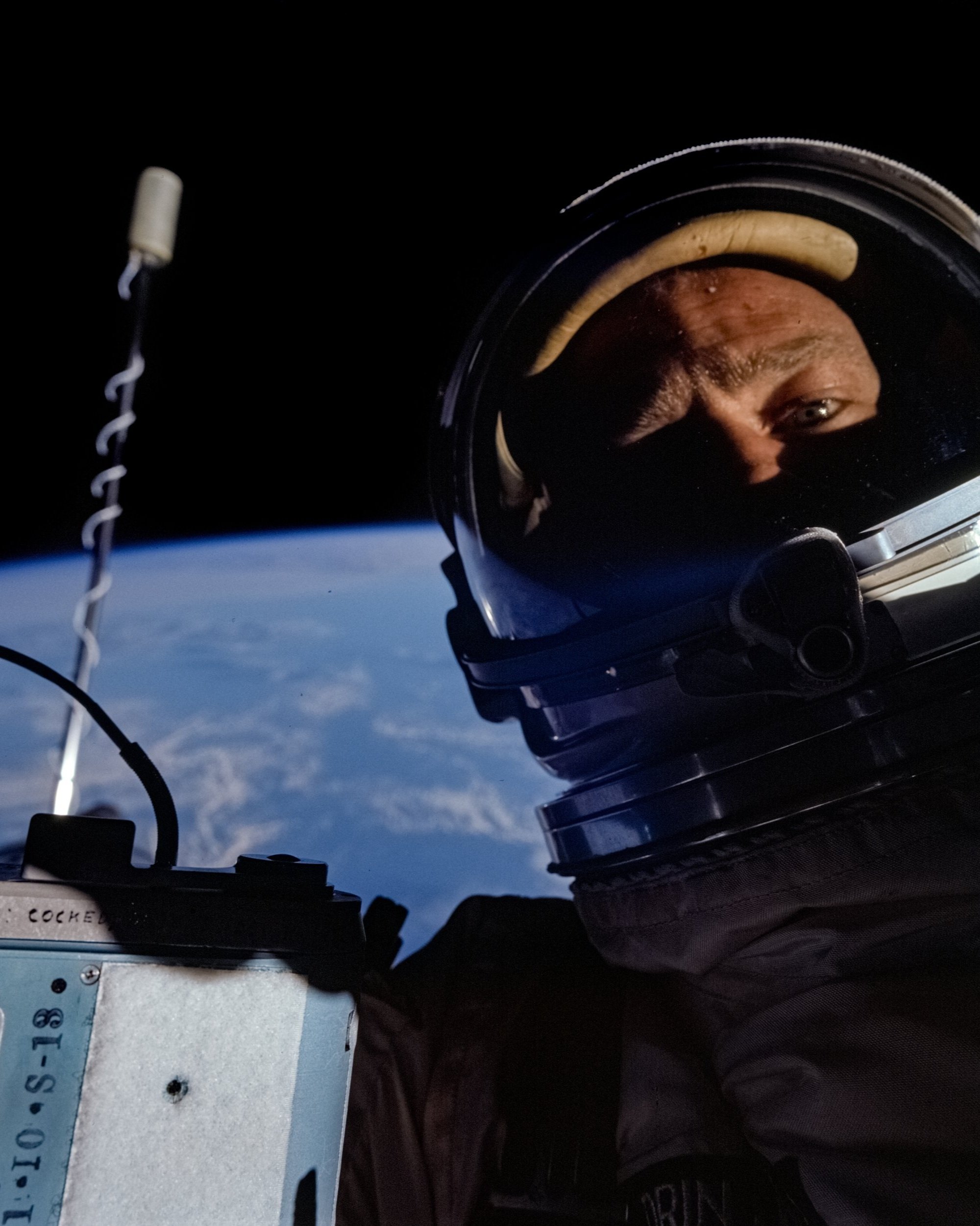 Buzz_Aldrin_photographed_in_hatch_of_the_Gemini_12_spacecraft.jpg