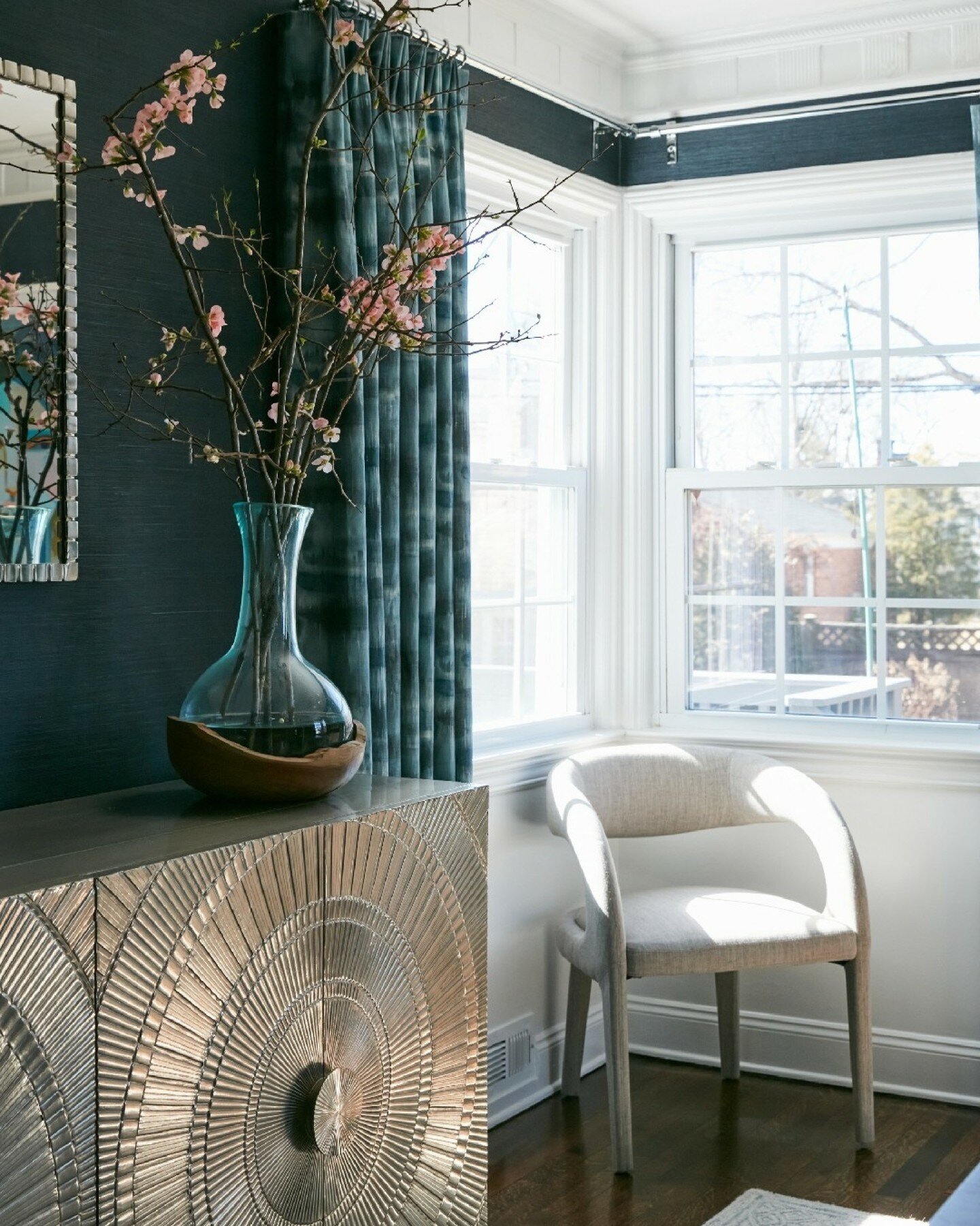 Sometimes the light catches just right. 

Photography: @hello_aimee.photos

#styledbystorms #stormsaffect #livingroom #livingroominspiration #livingroomdecor #livingroomdesign #livingroomgoals #livingroomideas #livingroomstyling #livingroomfurniture 