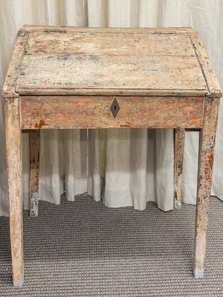 Writers Desk

Original paint
30.5w 37h 25d
$1,695