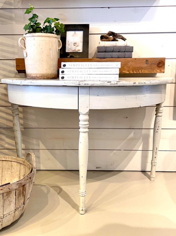 Demi Lunes
Swedish Circa early 1800s
47w 30h
$2,480/pair