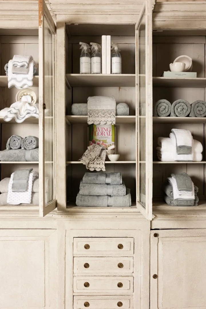 Cabinet/Bookcase

From France
101h 86w 23.5d
$10,825