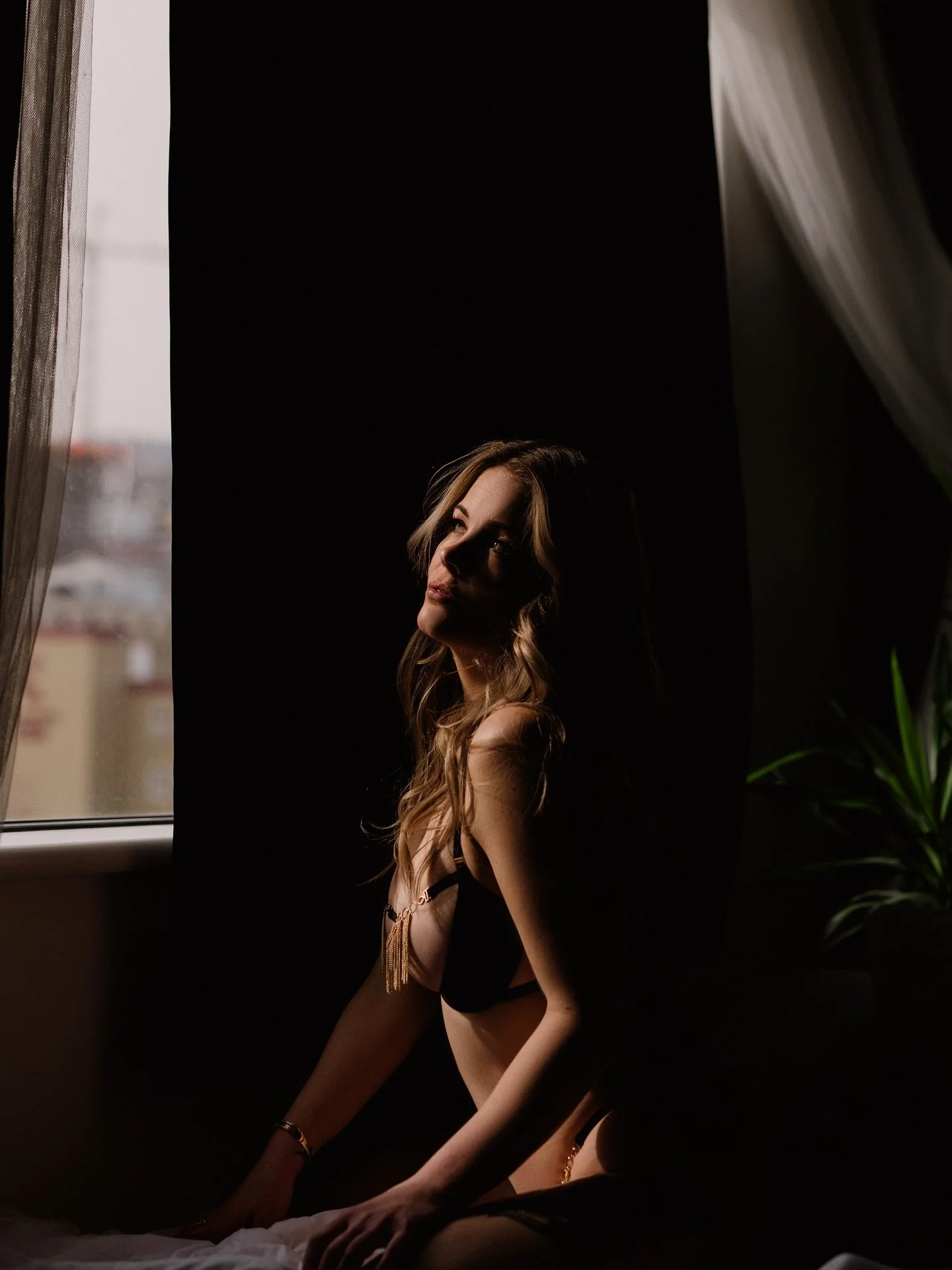 Power lives in your posture. ✨

A subtle shift. A calming, deep breath. Suddenly, your body speaks before your words do&mdash;strong and unapologetic. 

That&rsquo;s the magic of boudoir: discovering that every angle, every pose, every movement carri