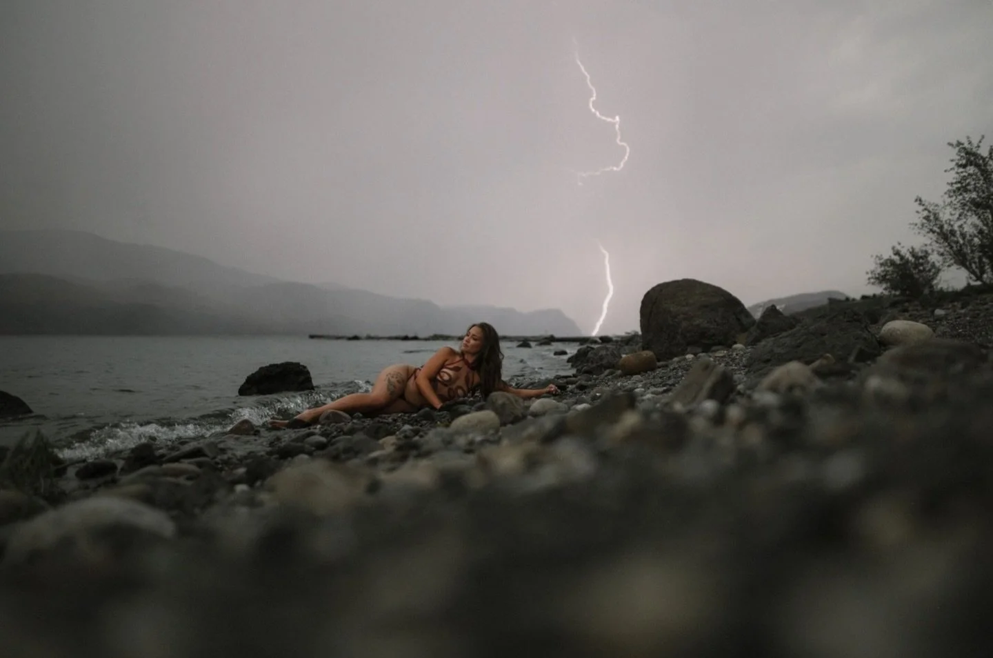 I have so many shoots that stay with me, I could tell a hundred stories&hellip; but this one hit me in a way I&rsquo;ll never forget. ✨

She came back for her second session&mdash;a woman so grounded, so wise, reclaiming herself in the most profound 