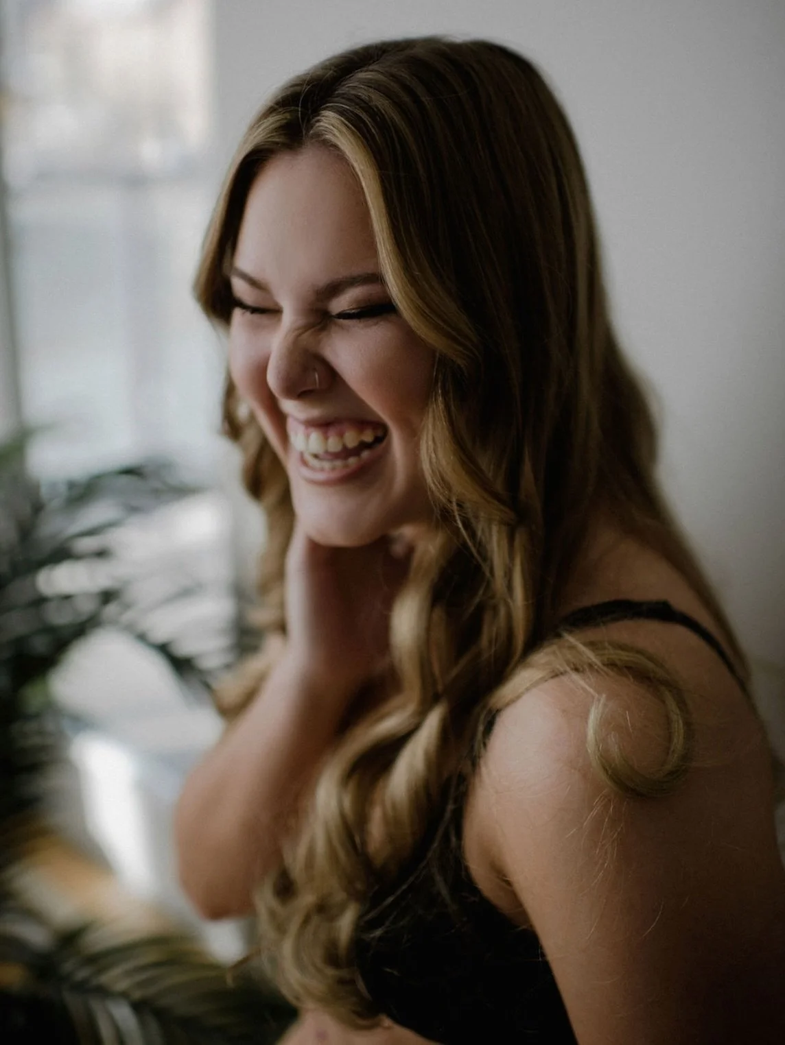 Women are so incredibly beautiful in the moments when they stop looking for what&rsquo;s &ldquo;wrong.&rdquo;
When they forget the tiny things they usually obsess over, the angle of their jaw, the crease in the skin in their belly, the way their hair