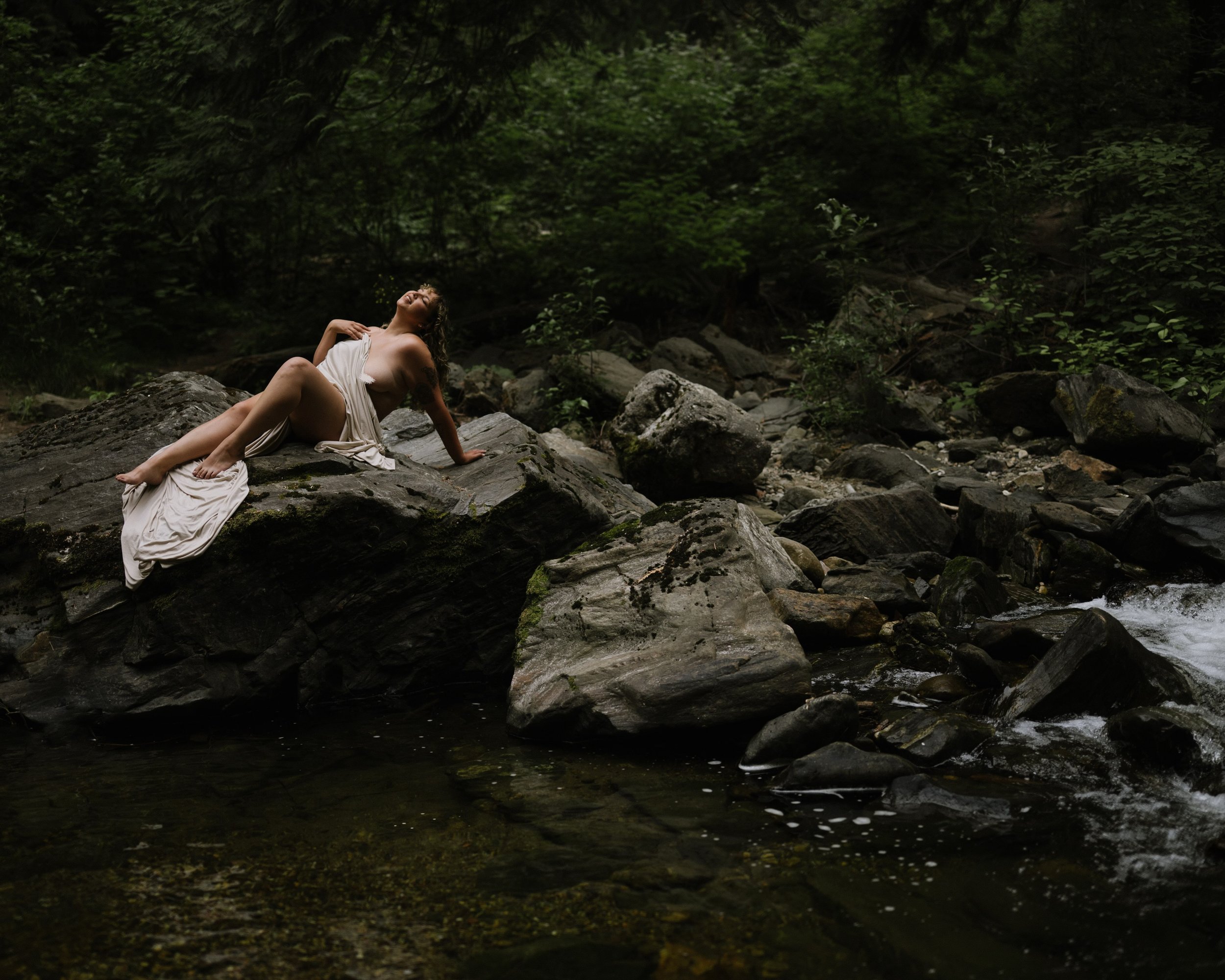 I interrupt your long weekend scrolling with this forest goddess 🌲

Imagine this is you - frolicking in nature, feeling the breeze on your body, the water on your toes. Book your outdoor session for next year and have something to look forward to 🍁