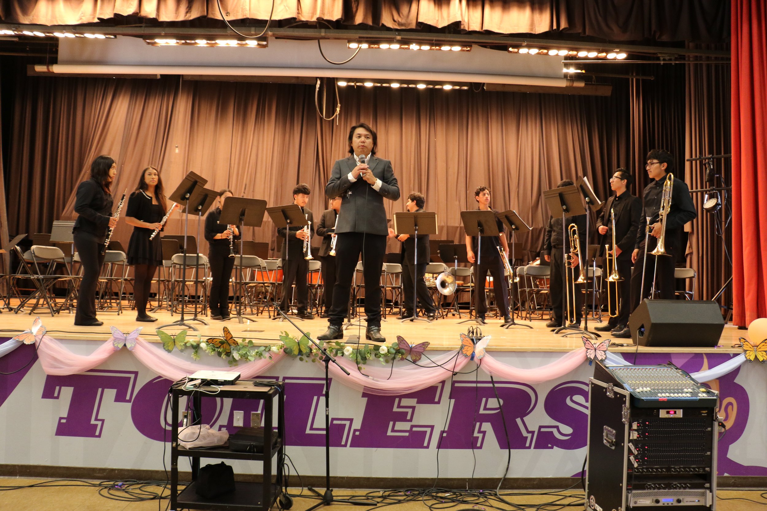 Conductor and teaching artist, Caster, speaking to families during a concert.
