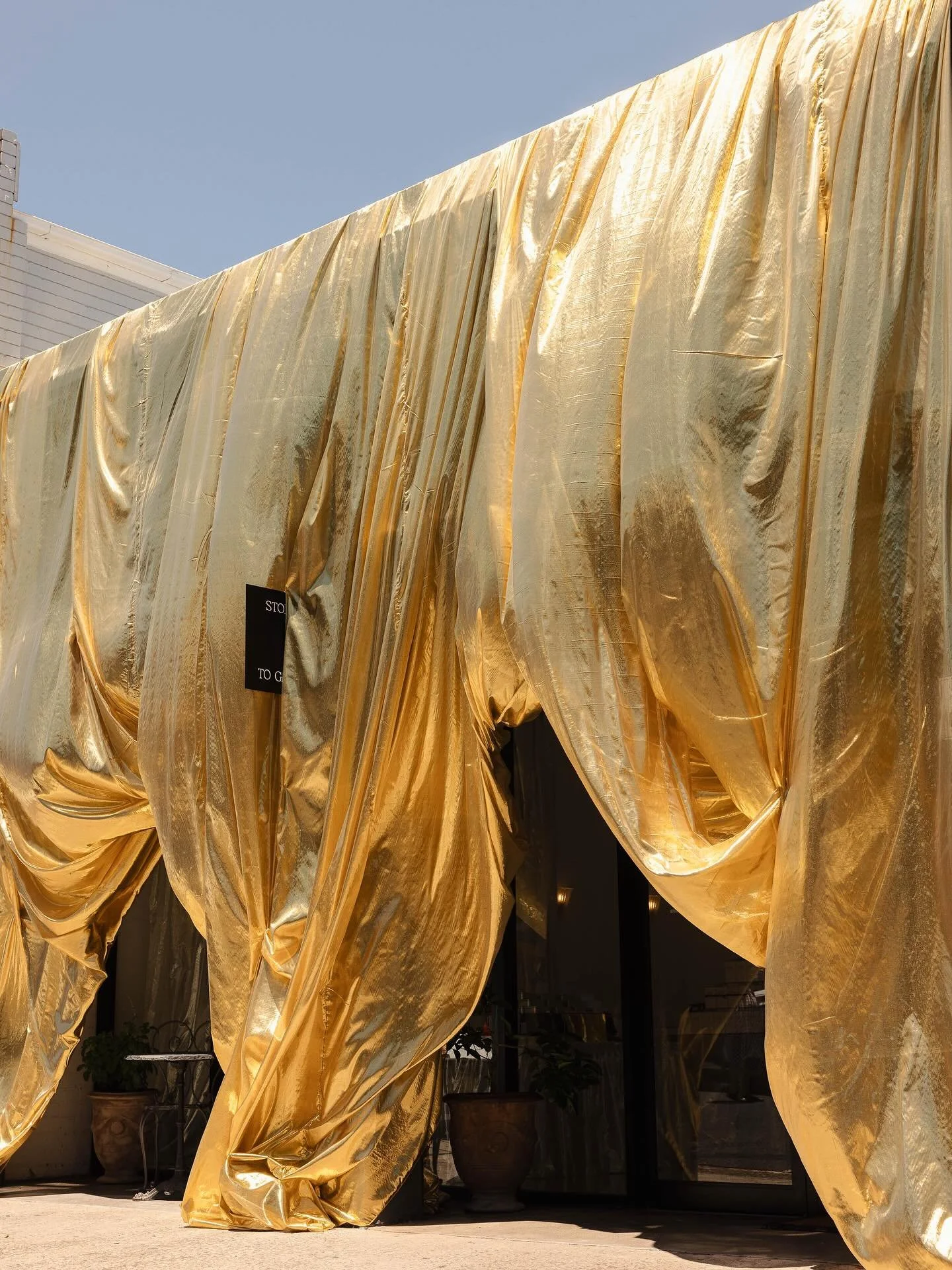 Custom gold draping @casadistoriestogather 

Always a pleasure creating with @stories_to_gather &bull; 

Captured by @iris.and.me