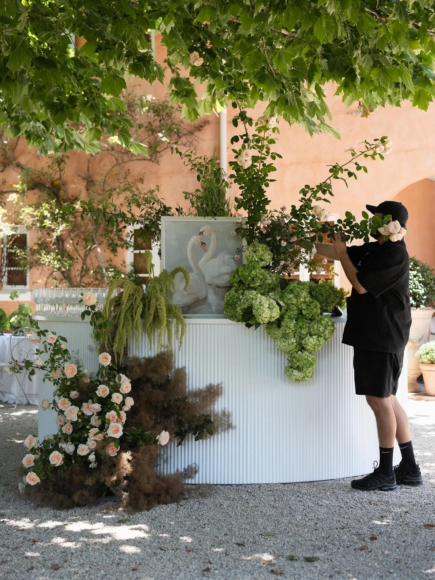 a moment for the swans ~ one of my favs w/ @yourdaybychloe 

&bull; 

Styling &amp; Planning @yourdaybychloe 
Floral Design @by.mag.nolia 
Photographer @hungryhearts_co 
Videography @morelifefilms 
Venue @redleafwollombi 
Catering @ciao_pepis 
Statio