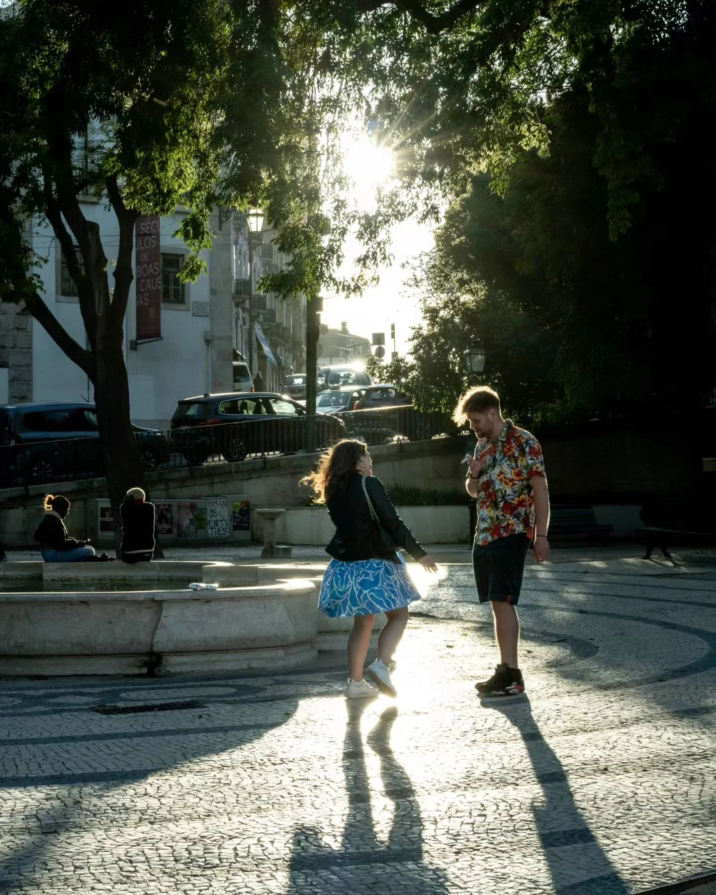 2 par 2 🇵🇹🚋🧑&zwj;🤝&zwj;🧑👭

#lisboa #streetphotography #couple #relationshipgoals