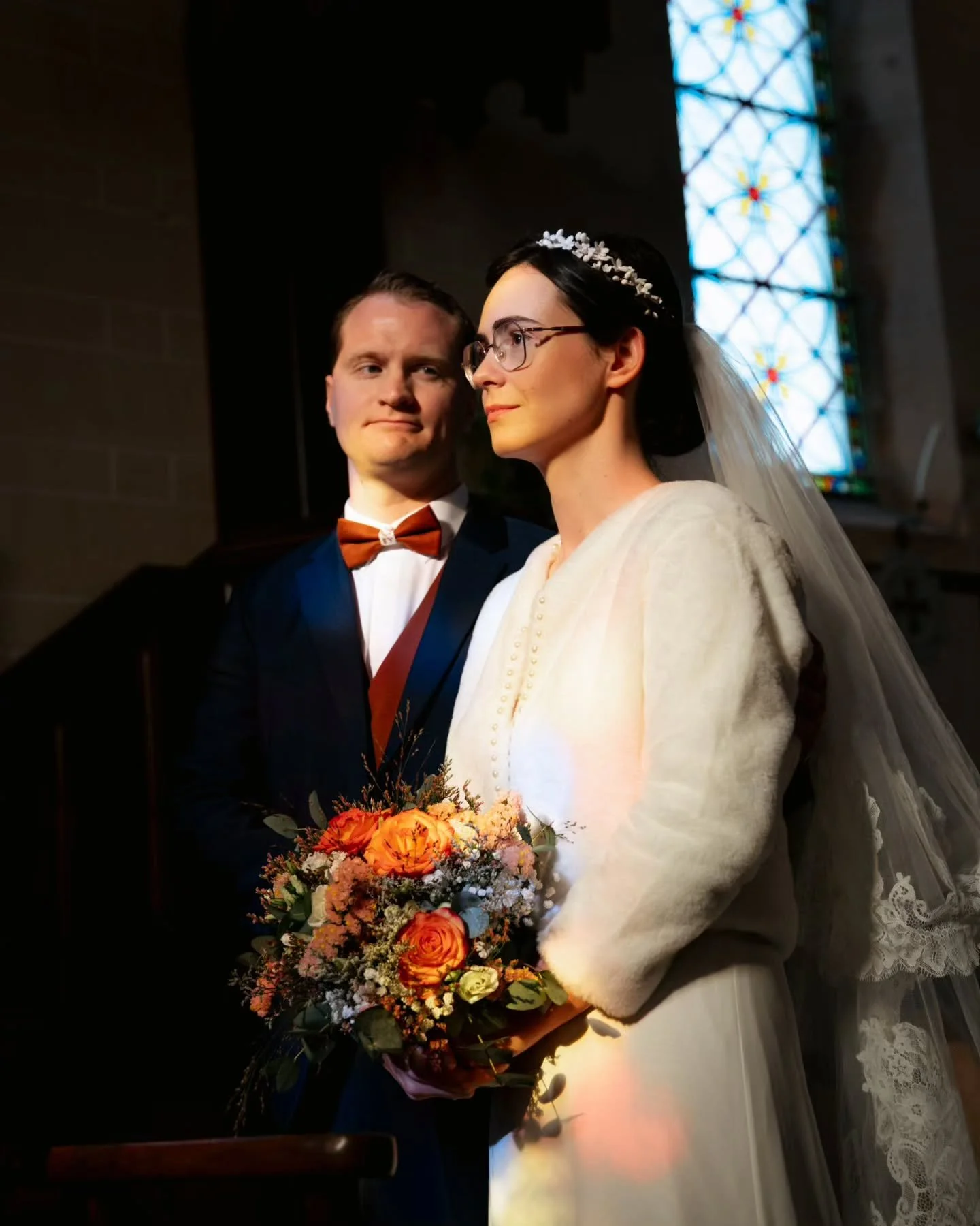 Lorsque la lumi&egrave;re des vitraux forme un clair-obscur digne des tableaux de la renaissance 🖼️⛪💐 

Les mari&eacute;s &eacute;taient mis en valeur naturellement par la lumi&egrave;re des vitraux 🕯️

La saison des mariages a commenc&eacute; pou