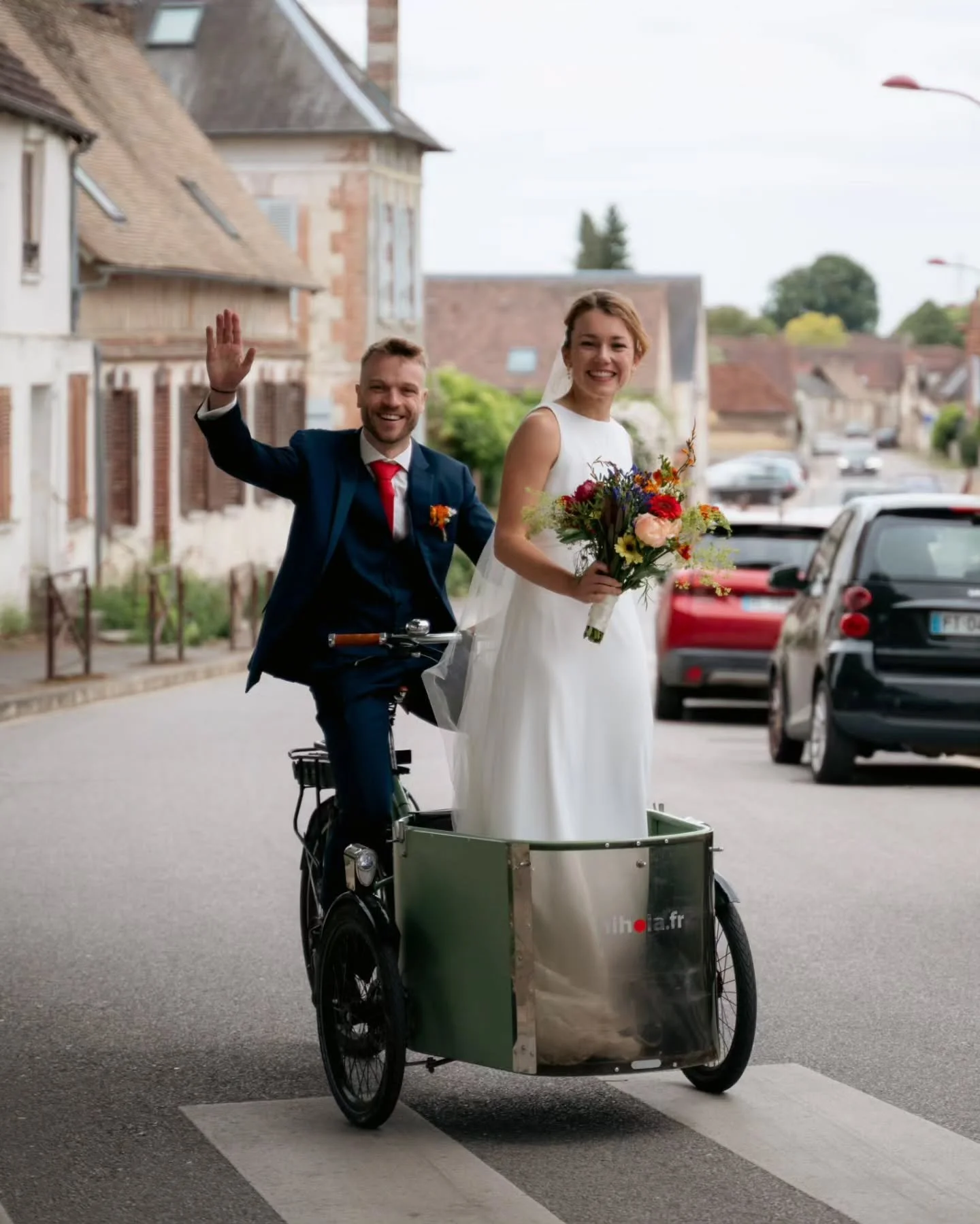 Une sortie d'&eacute;glise pas comme les autres avec Xavier et In&egrave;s ! 🚴&zwj;♀️💒💍💐🏆

📅 Les r&eacute;servations pour la saison 2026 sont ouvertes. Plus d&rsquo;infos et contact sur olivierdarny.com/