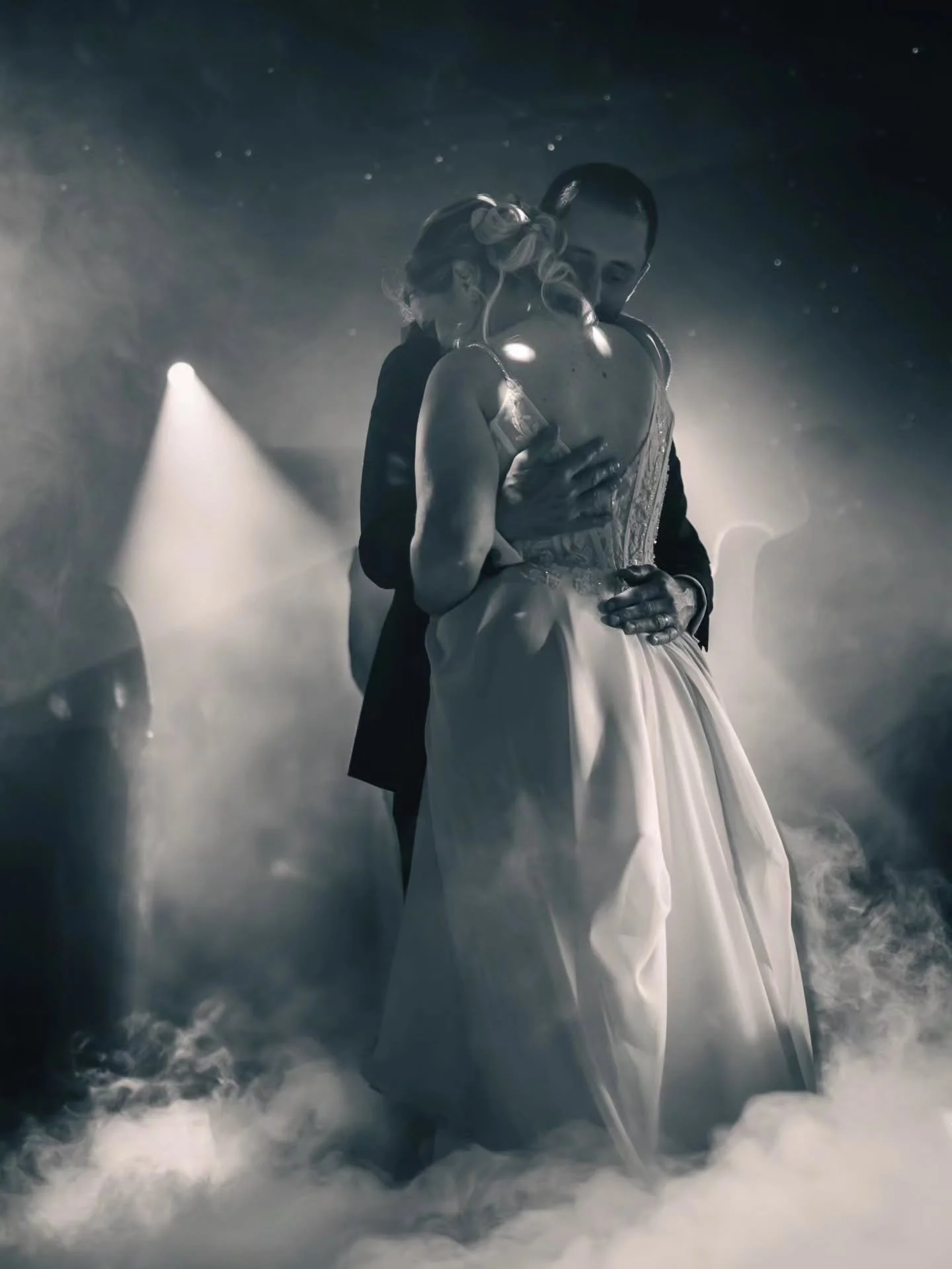 Spectacle son et lumi&egrave;re pour cette premi&egrave;re danse 💨🪩👰

📅 Les r&eacute;servations pour la saison 2026 sont ouvertes. Plus d&rsquo;infos et contact sur olivierdarny.com/