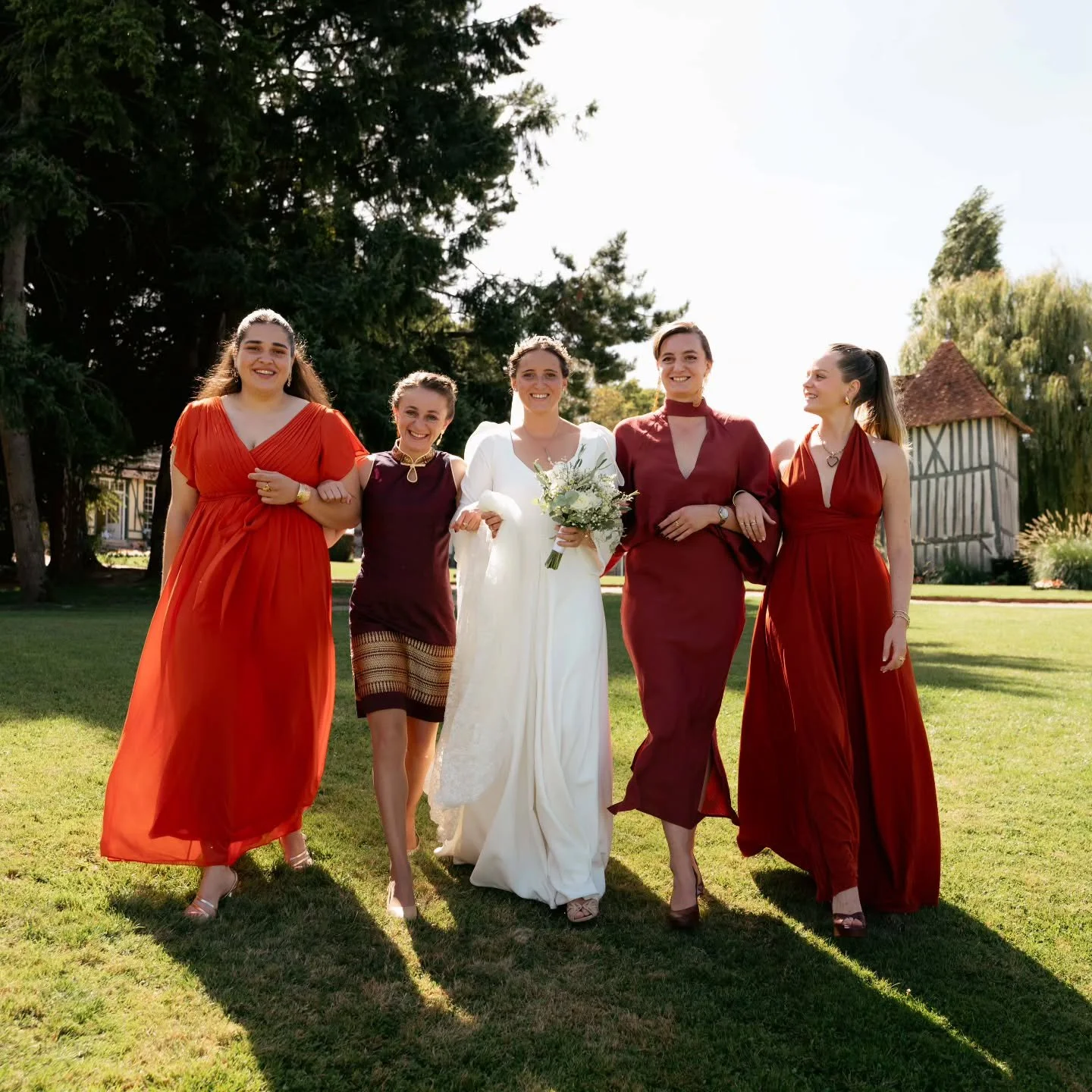 Cocktail time !🍹🥂✨

S&eacute;ance de groupes et portraits serr&eacute;s lors du cocktail &agrave; la grange de Bourgoult  @chloelanquest @foulques_dlb. 

- Lieu de r&eacute;ception : @lagrangedebourgoult
- Photographe : @olivier.darny.weddings
- Vi